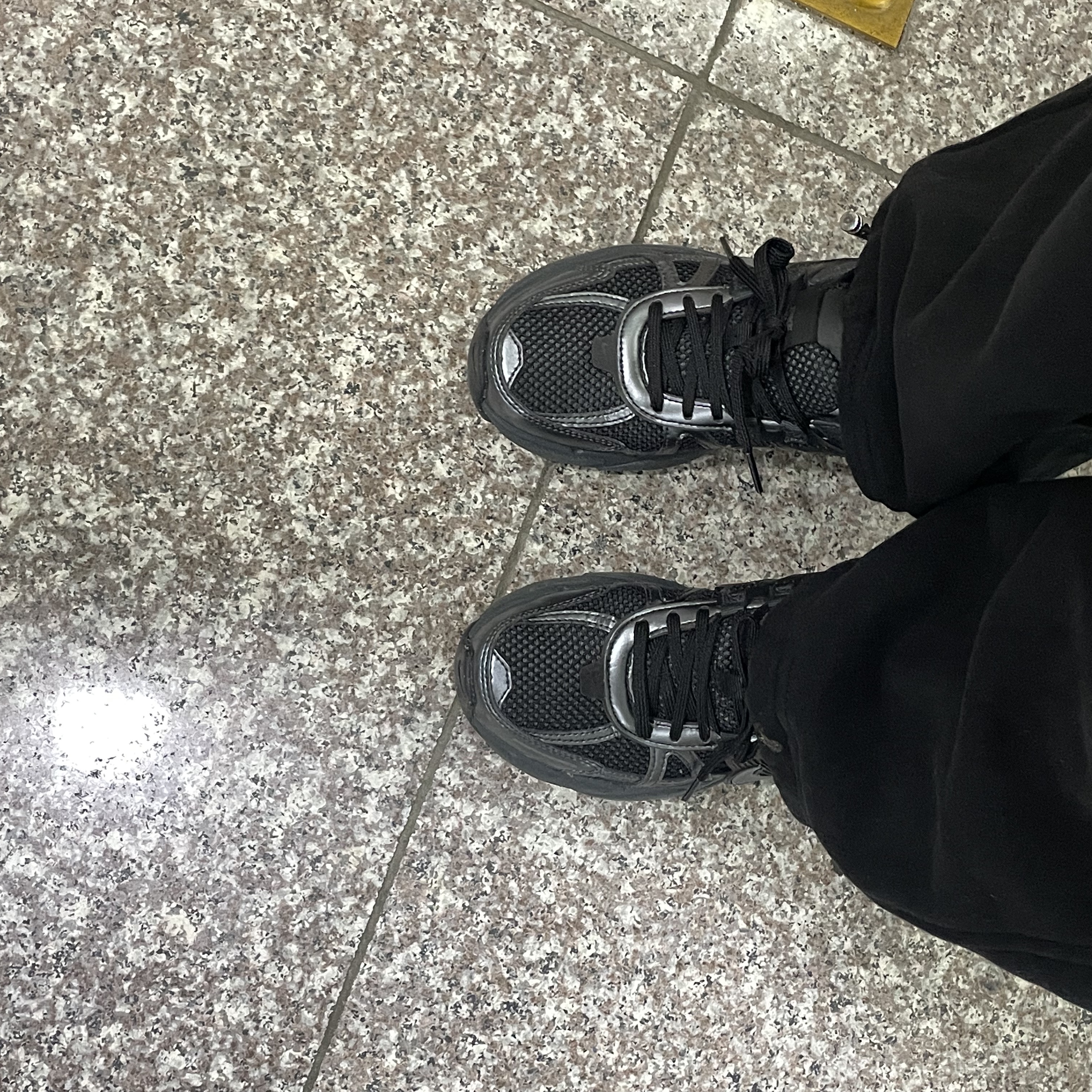 Nike V2K Run Black Anthracite 착용 스타일