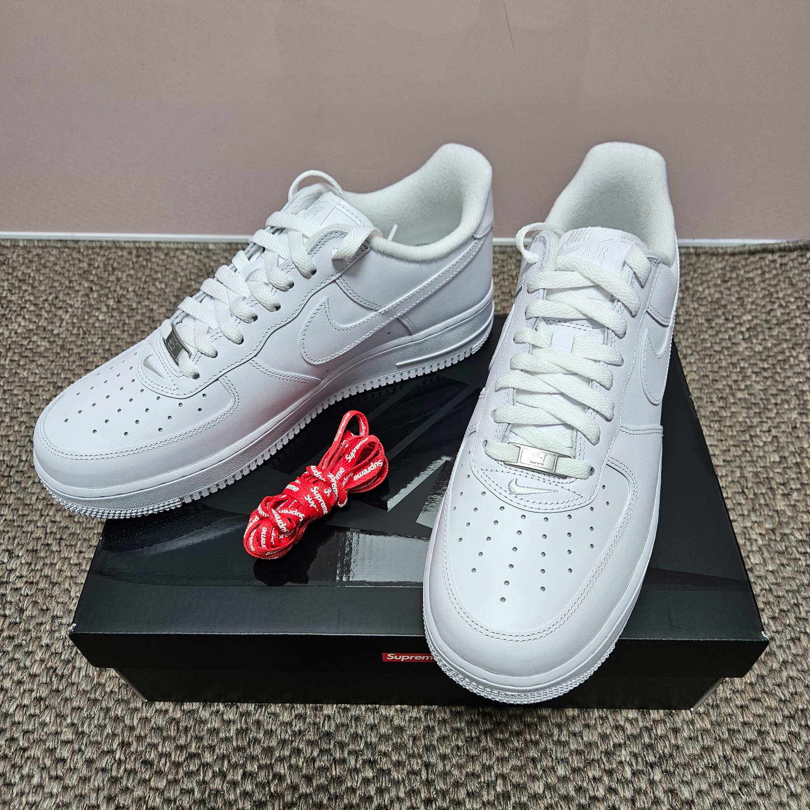 Nike x Supreme Air Force 1 Low White 착용 스타일 - 2