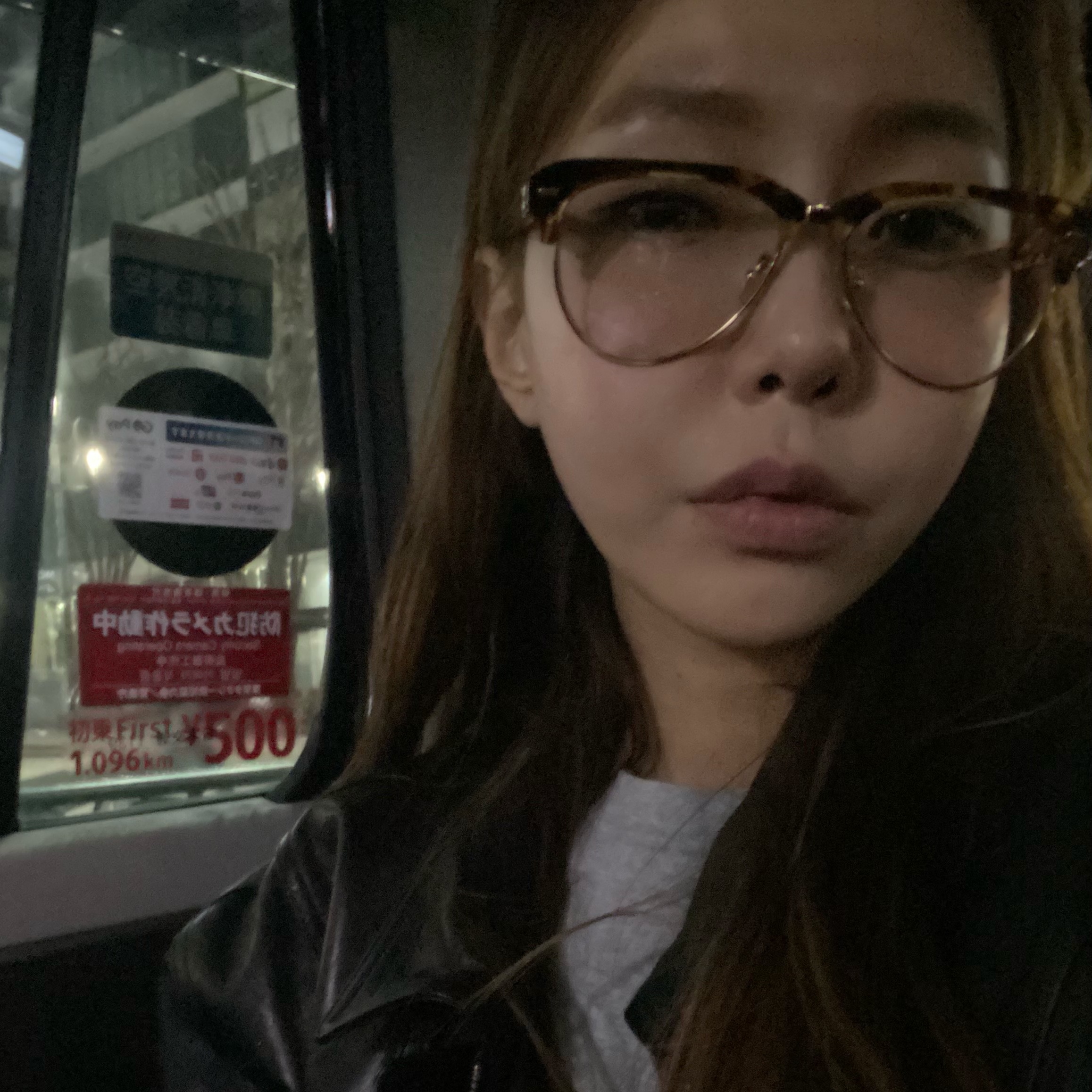 (W) New Balance x Miu Miu 530 Suede Mesh Sneakers Ecru, (W) Prada Plexiglas Hair Clip Black 착용 스타일 - 5