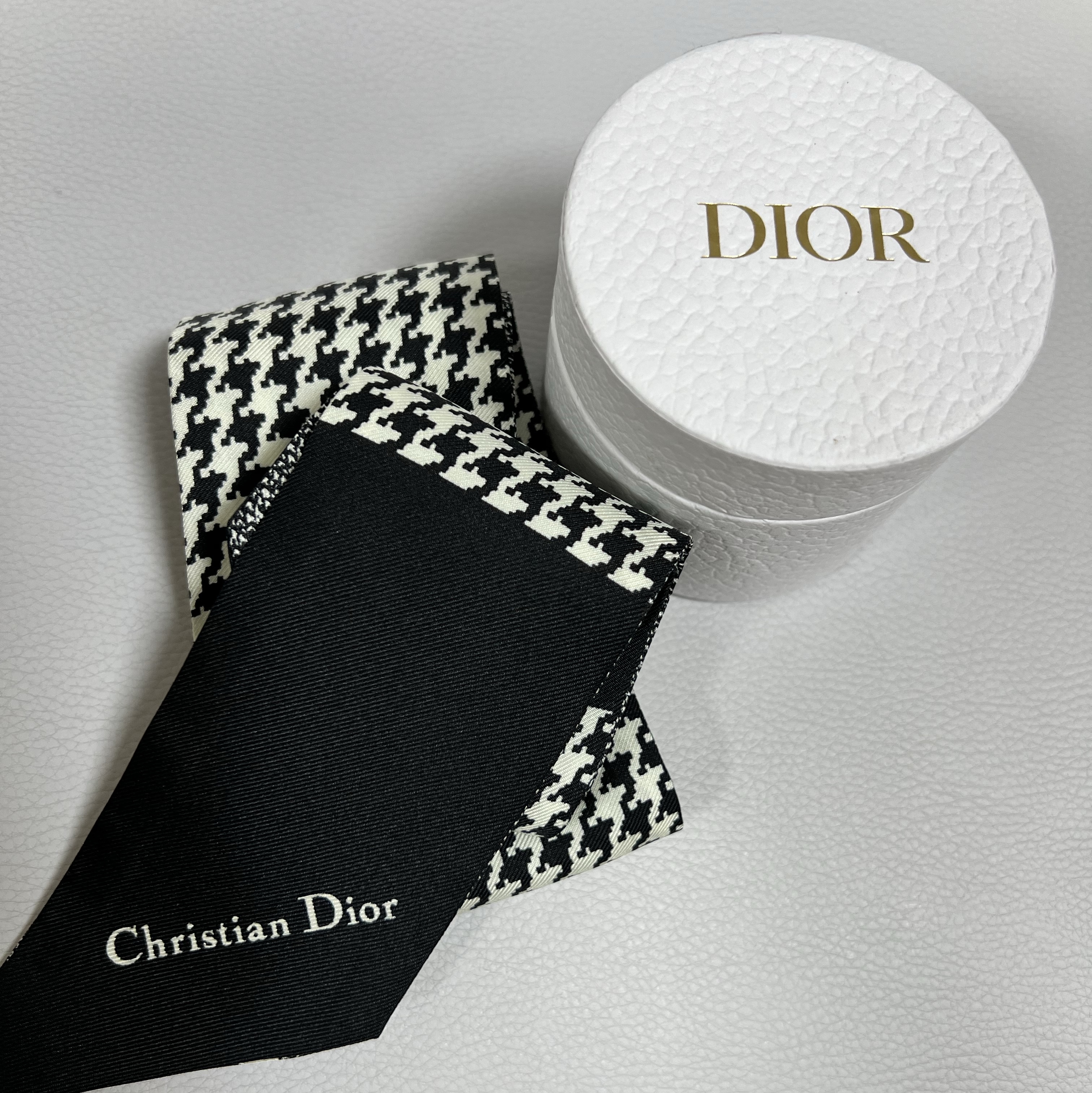 (W) Dior 30 Montaigne Mitzah Scarf Silk Twill Black White 착용 스타일