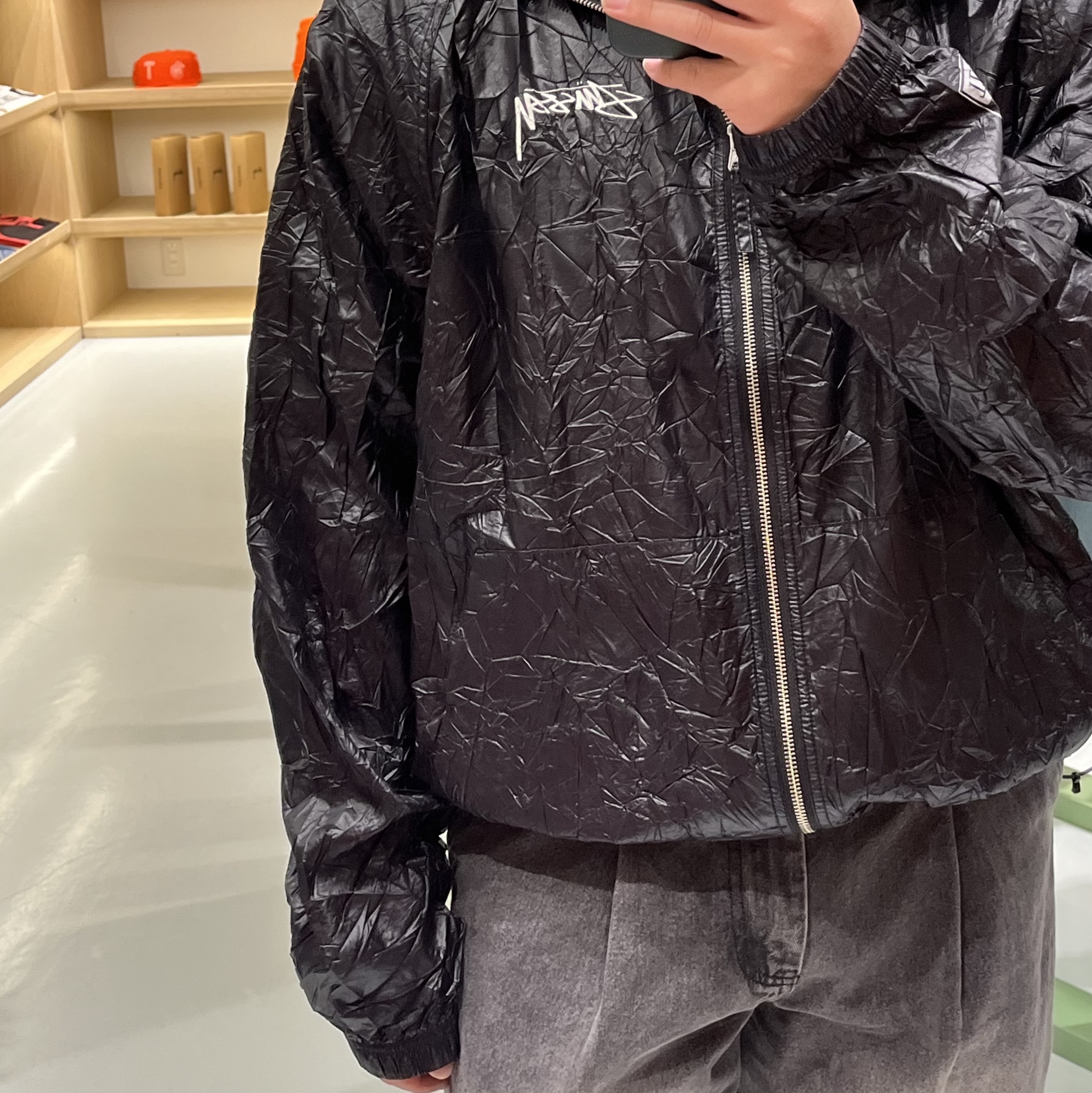 Stussy Beach Shell Wrinkled Nylon Jacket Black 착용 스타일 - 2