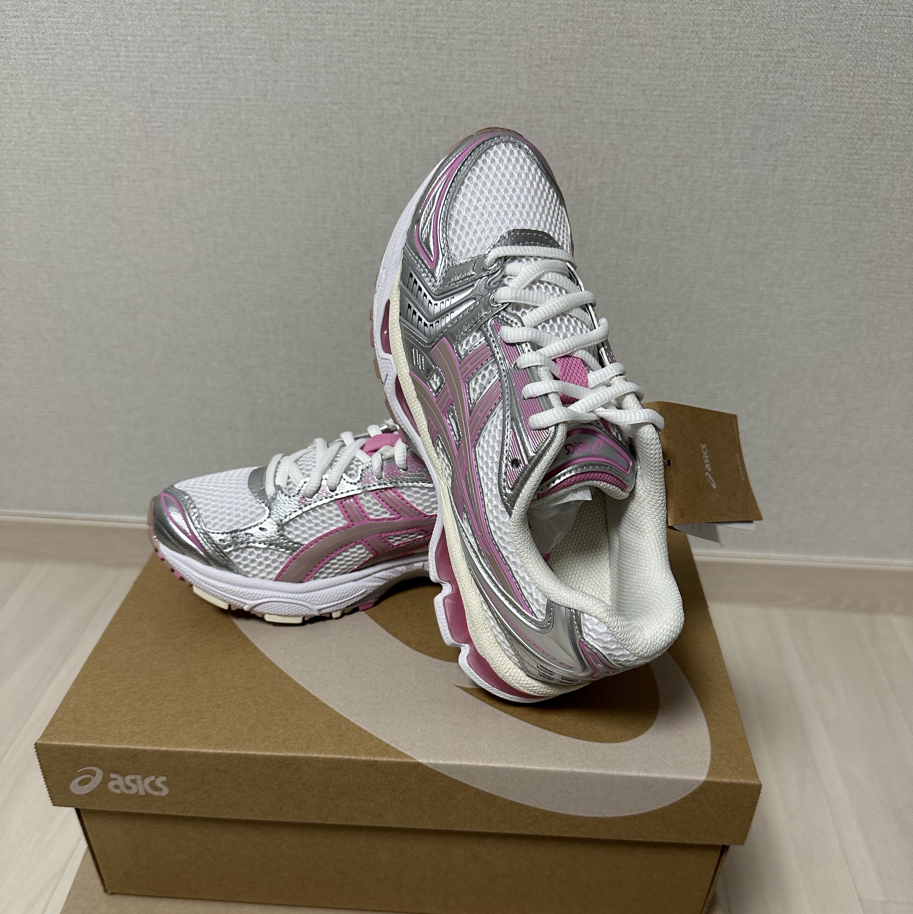 Asics Unlimited Gel-Kayano 14 White Fawn 착용 스타일 - 1