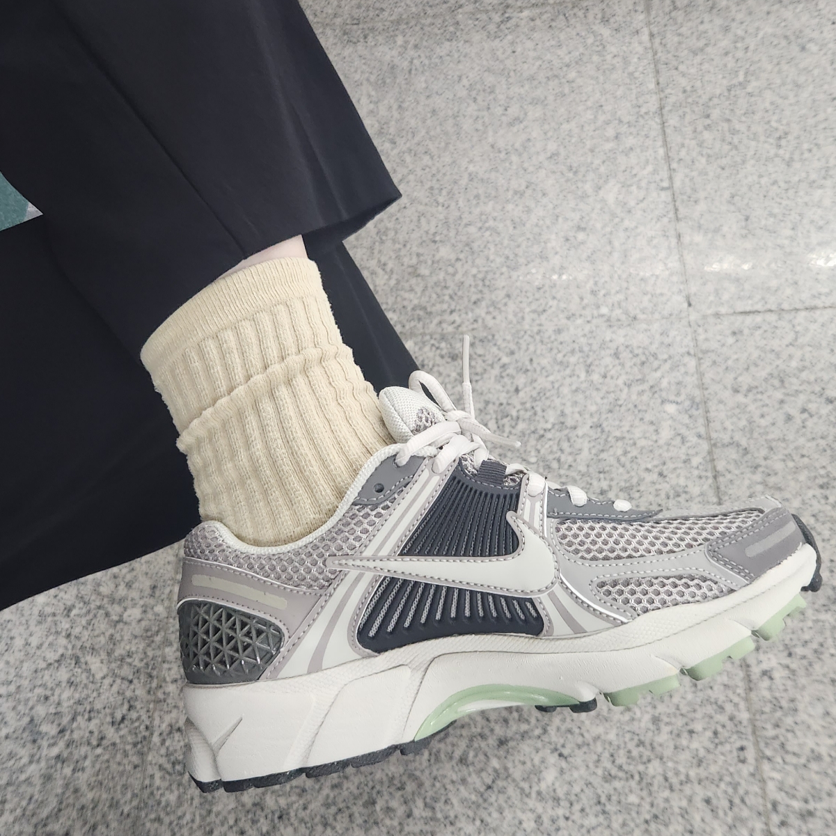 (W) Nike Zoom Vomero 5 Cobblestone and Flat Pewter 착용 스타일 - 1