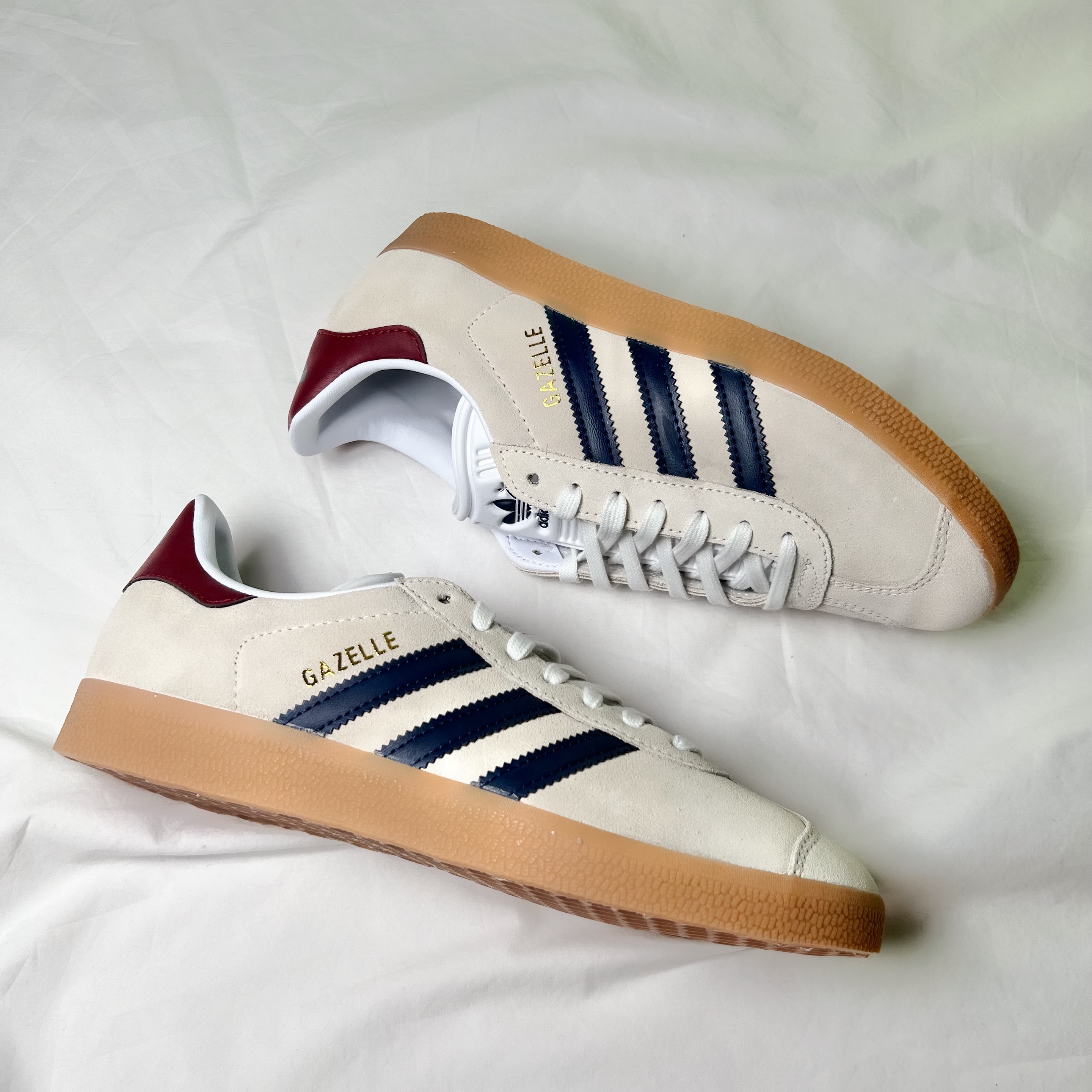 Adidas Gazelle Off White Dark Blue 착용 스타일 - 1
