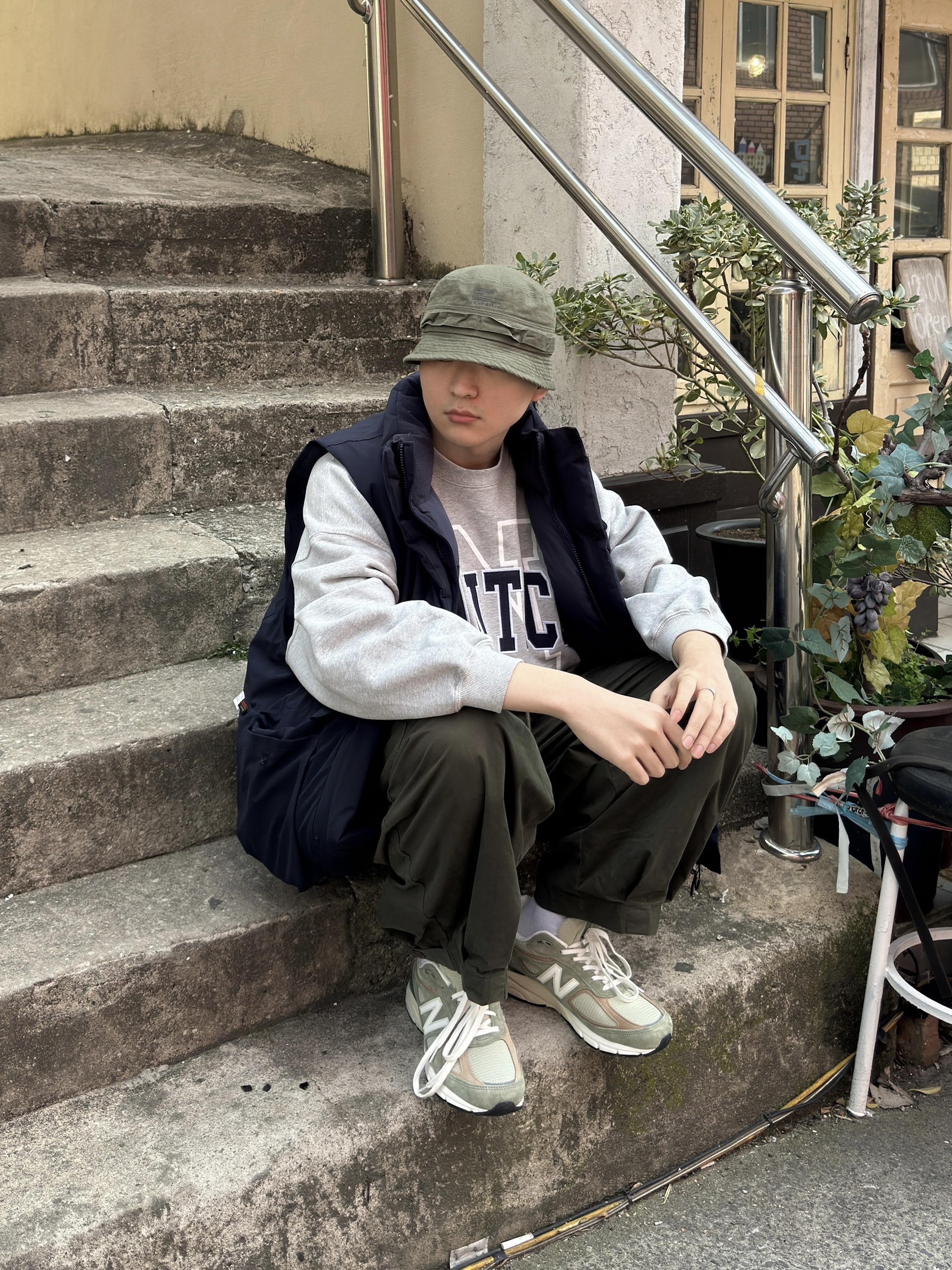 New Balance 990v4 Made in USA Olive Incense 착용 스타일 - 3