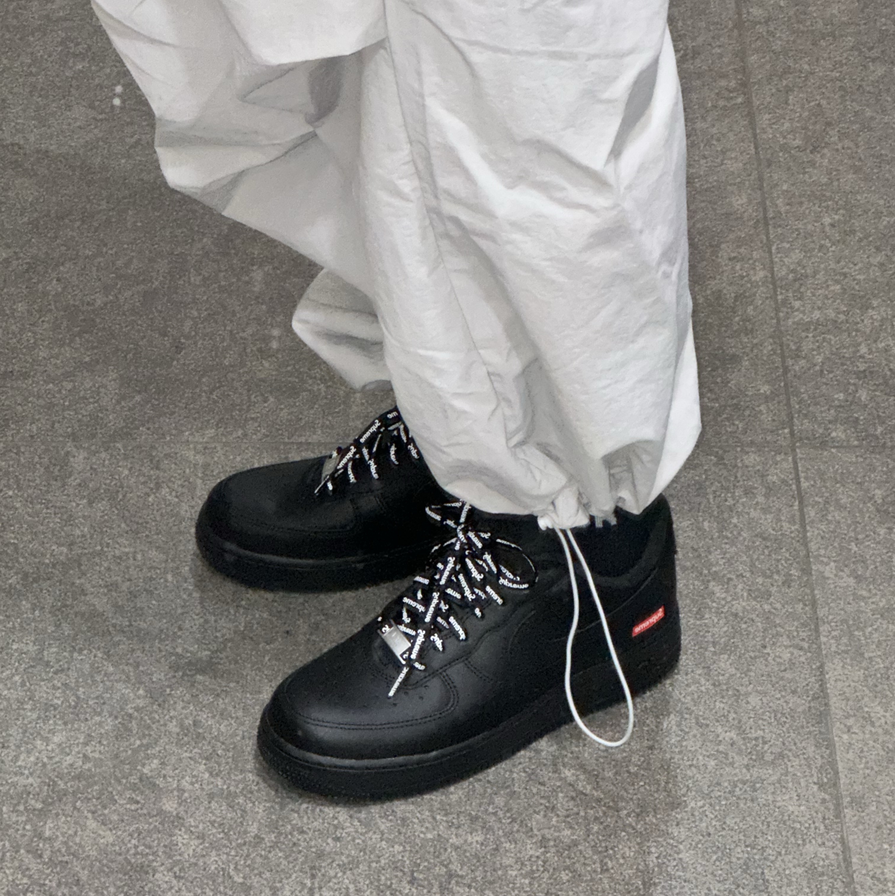 Nike x Supreme Air Force 1 Low Black 착용 스타일 - 1