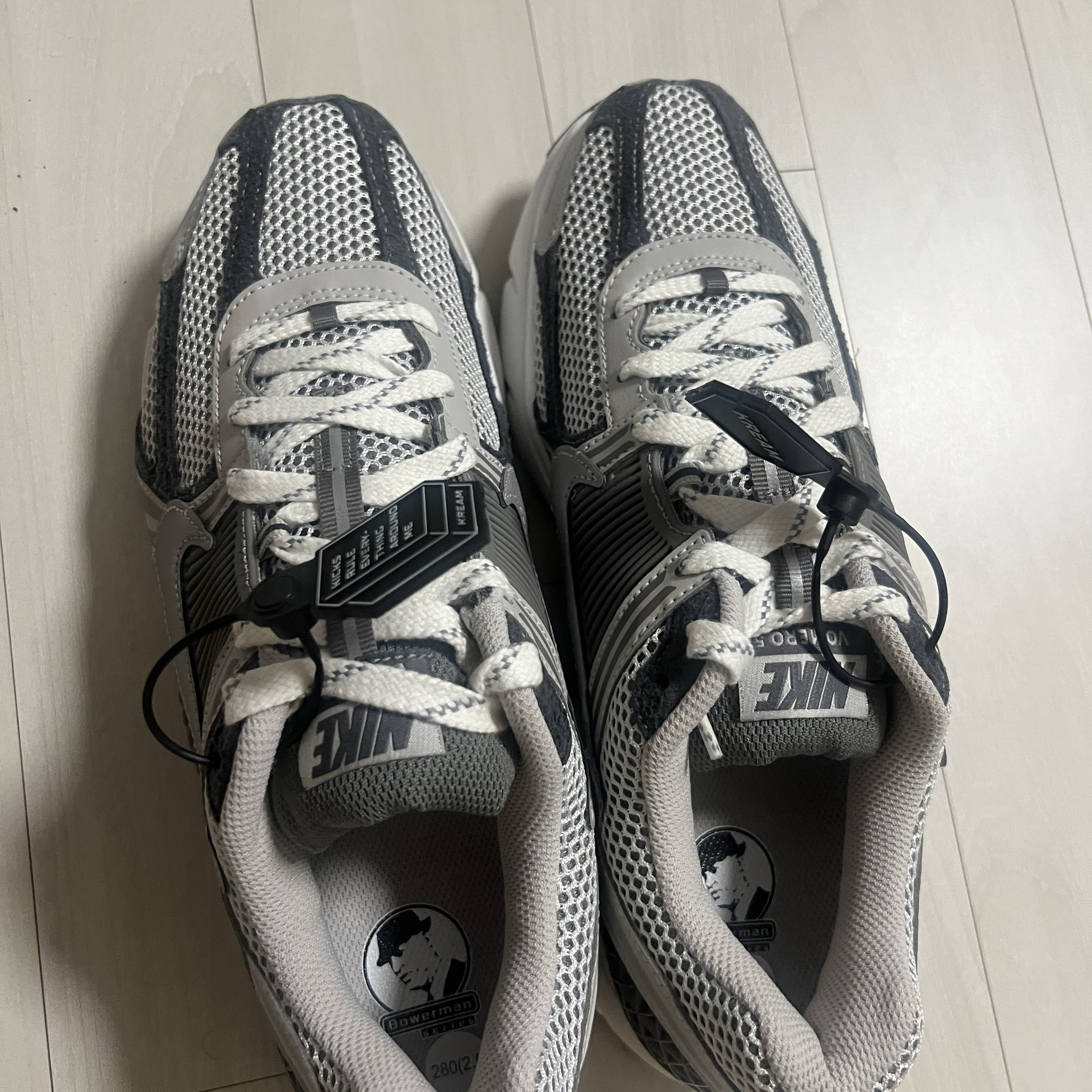 Nike Zoom Vomero 5 PRM Light Iron Ore and Flat Fewter 착용 스타일 - 1
