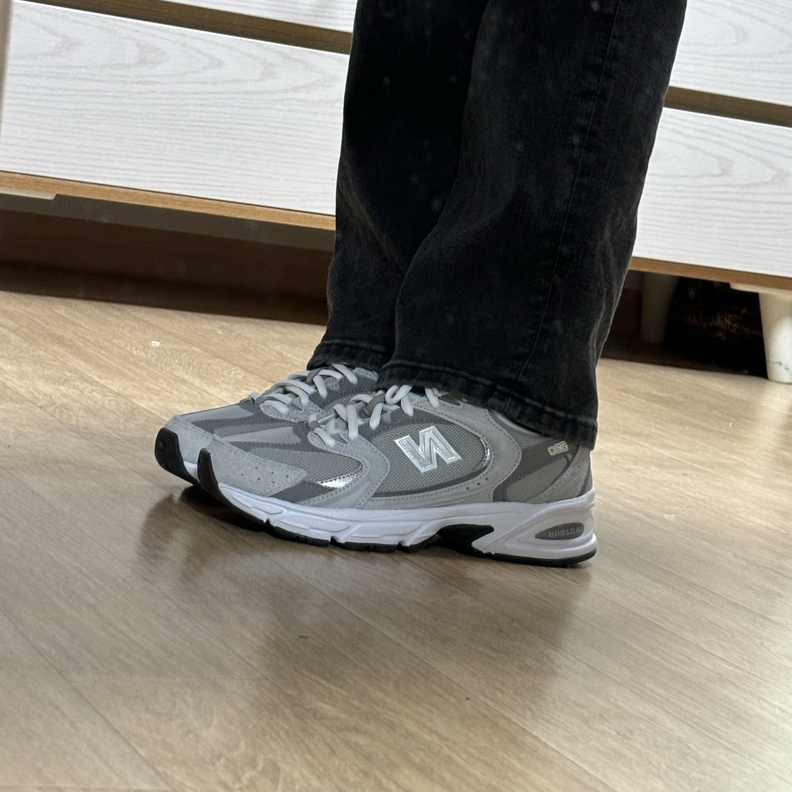 New Balance 530 Grey 착용 스타일