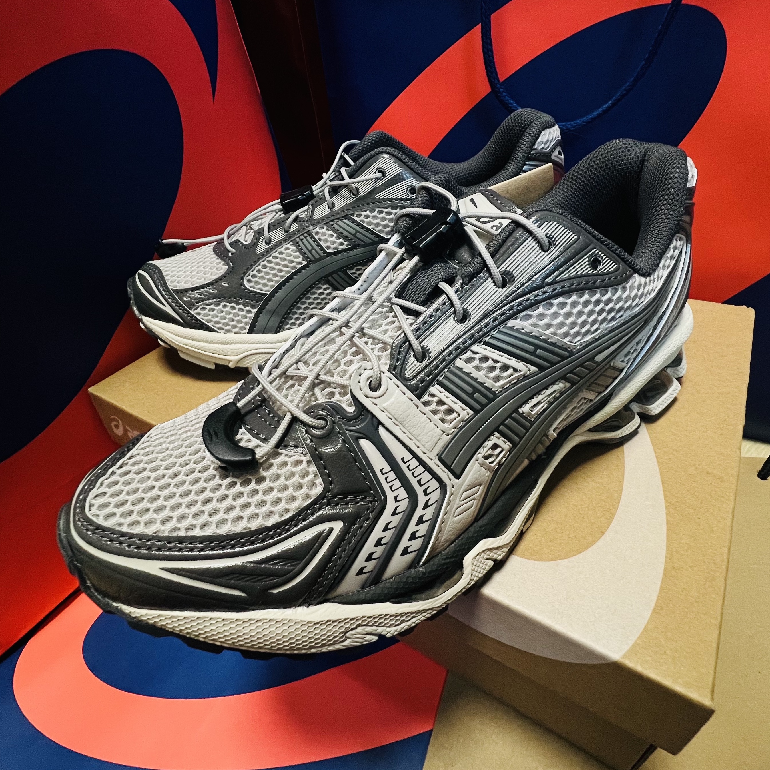 Asics Unlimited Gel-Kayano 14 Oyster Grey Clay Grey 착용 스타일 - 2