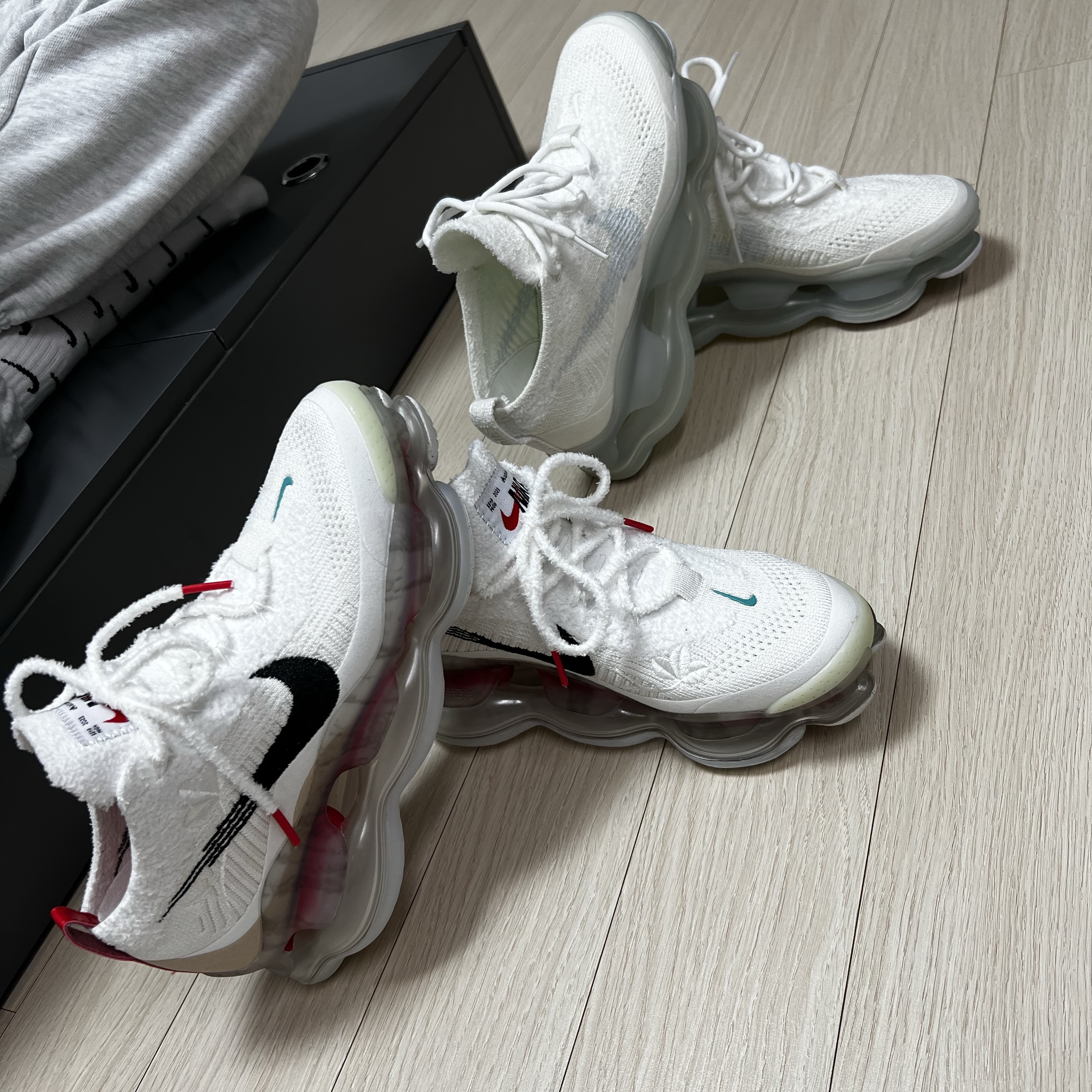 Nike Air Max Scorpion Flyknit Summit White, (W) Nike Air Max Scorpion Flyknit White 착용 스타일