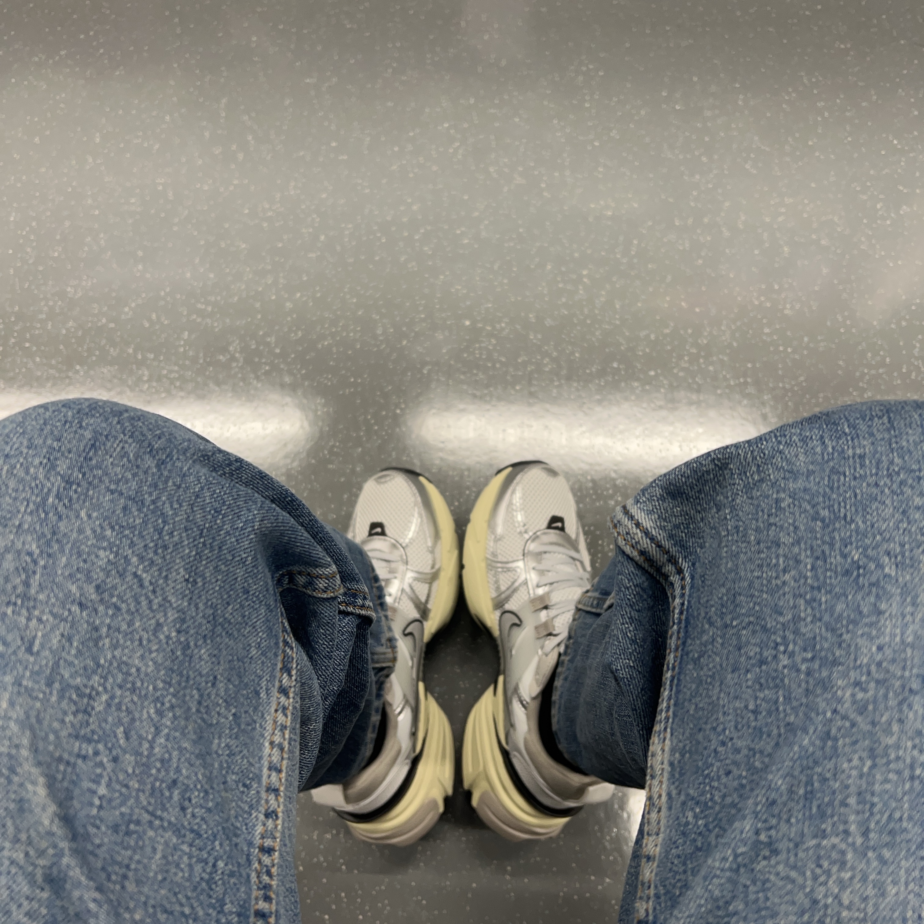 Nike V2K Run Summit White Metallic Silver 착용 스타일 - 3