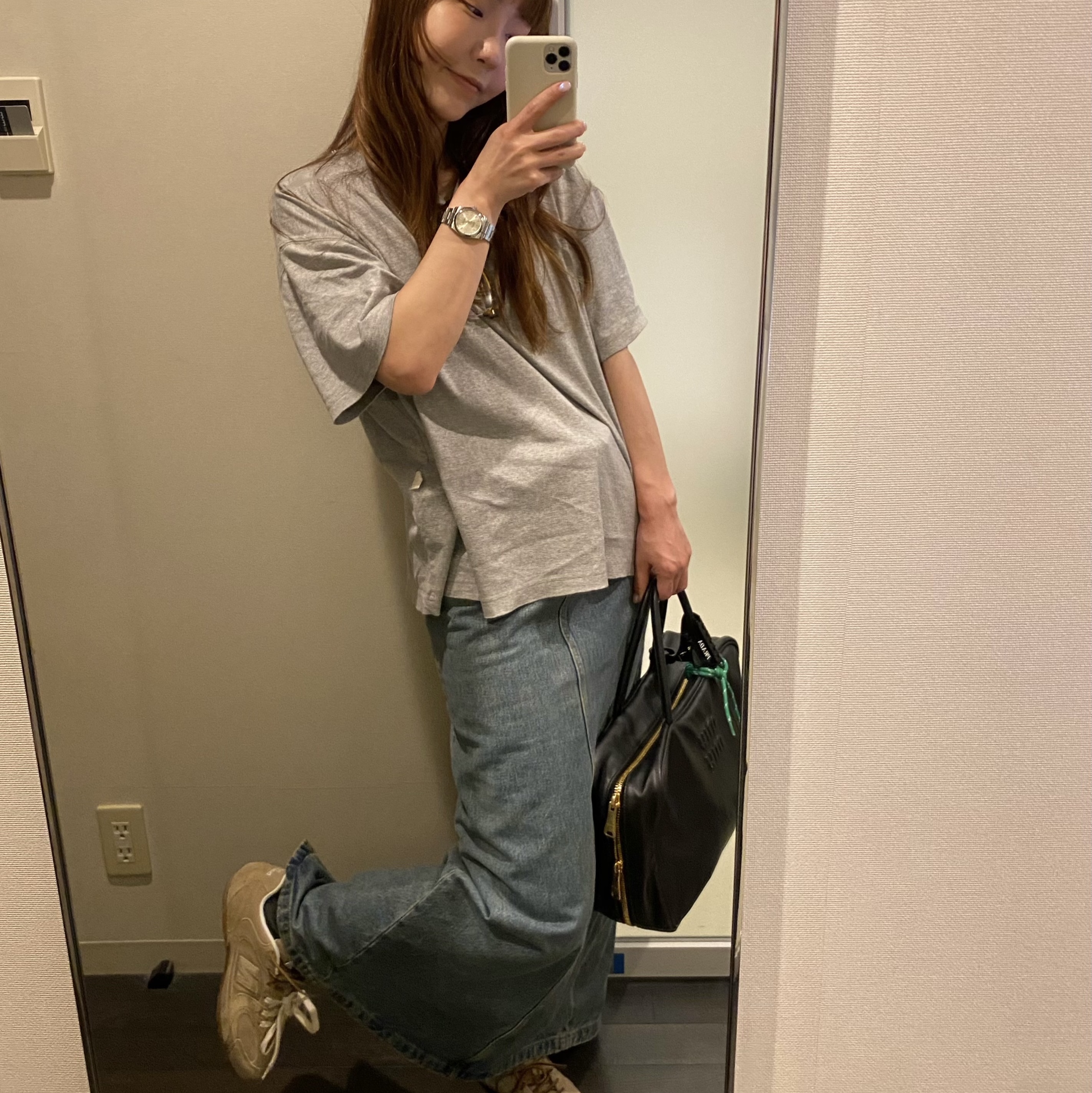 (W) New Balance x Miu Miu 530 Suede Mesh Sneakers Ecru, (W) Prada Plexiglas Hair Clip Black 착용 스타일 - 1