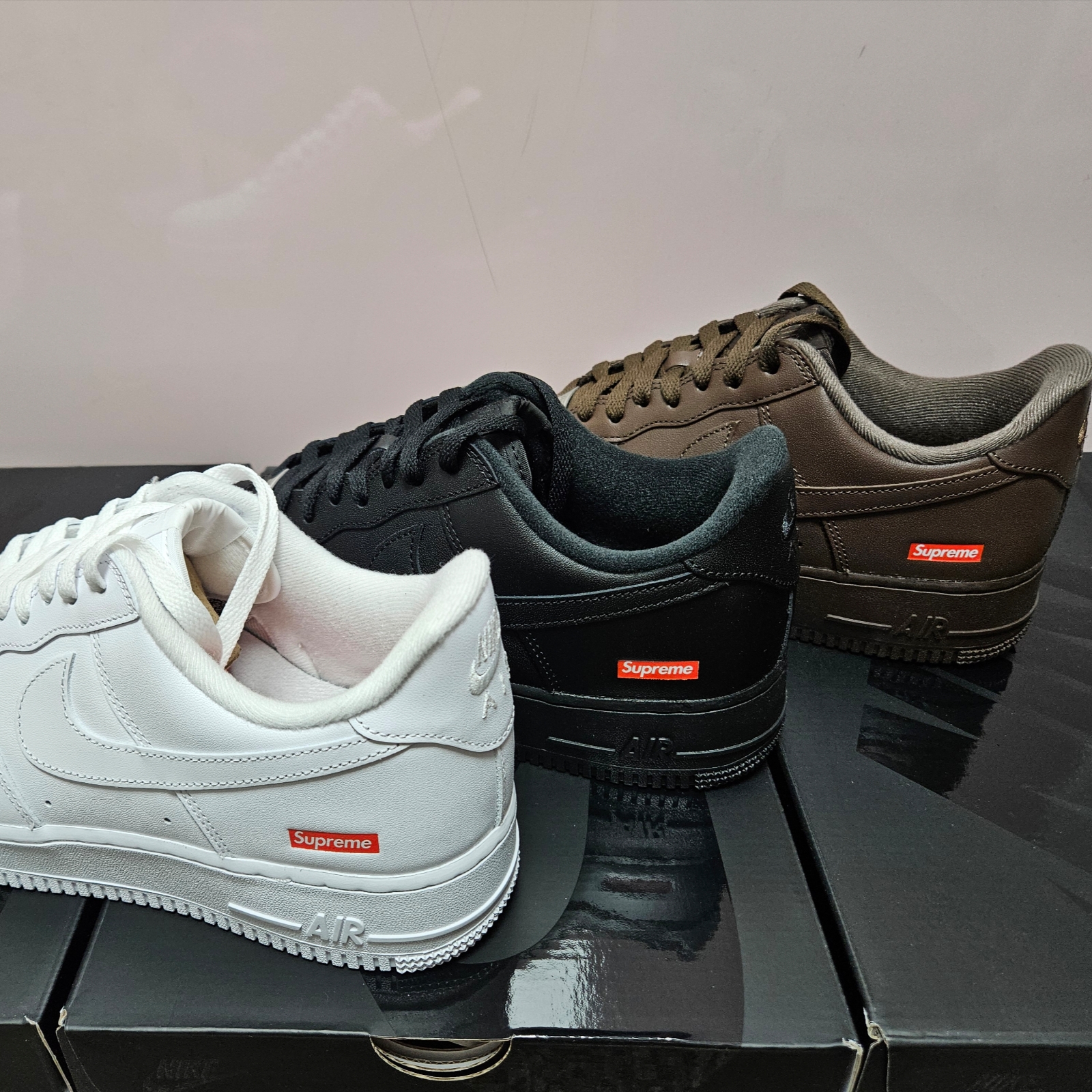 Nike x Supreme Air Force 1 Low White, Nike x Supreme Air Force 1 Low Black 착용 스타일 - 2