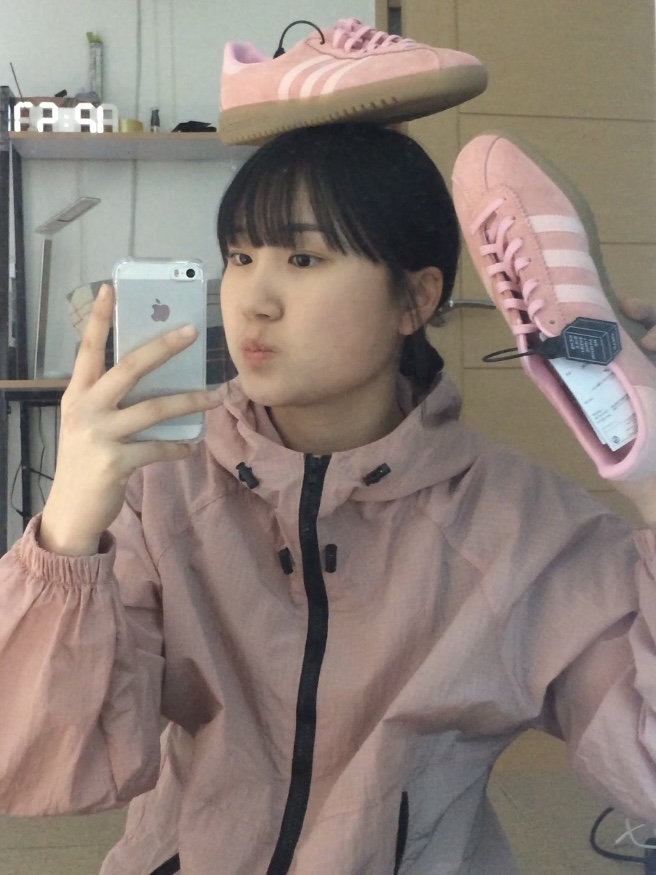 Adidas Bermuda Glow Pink 착용 스타일 - 1