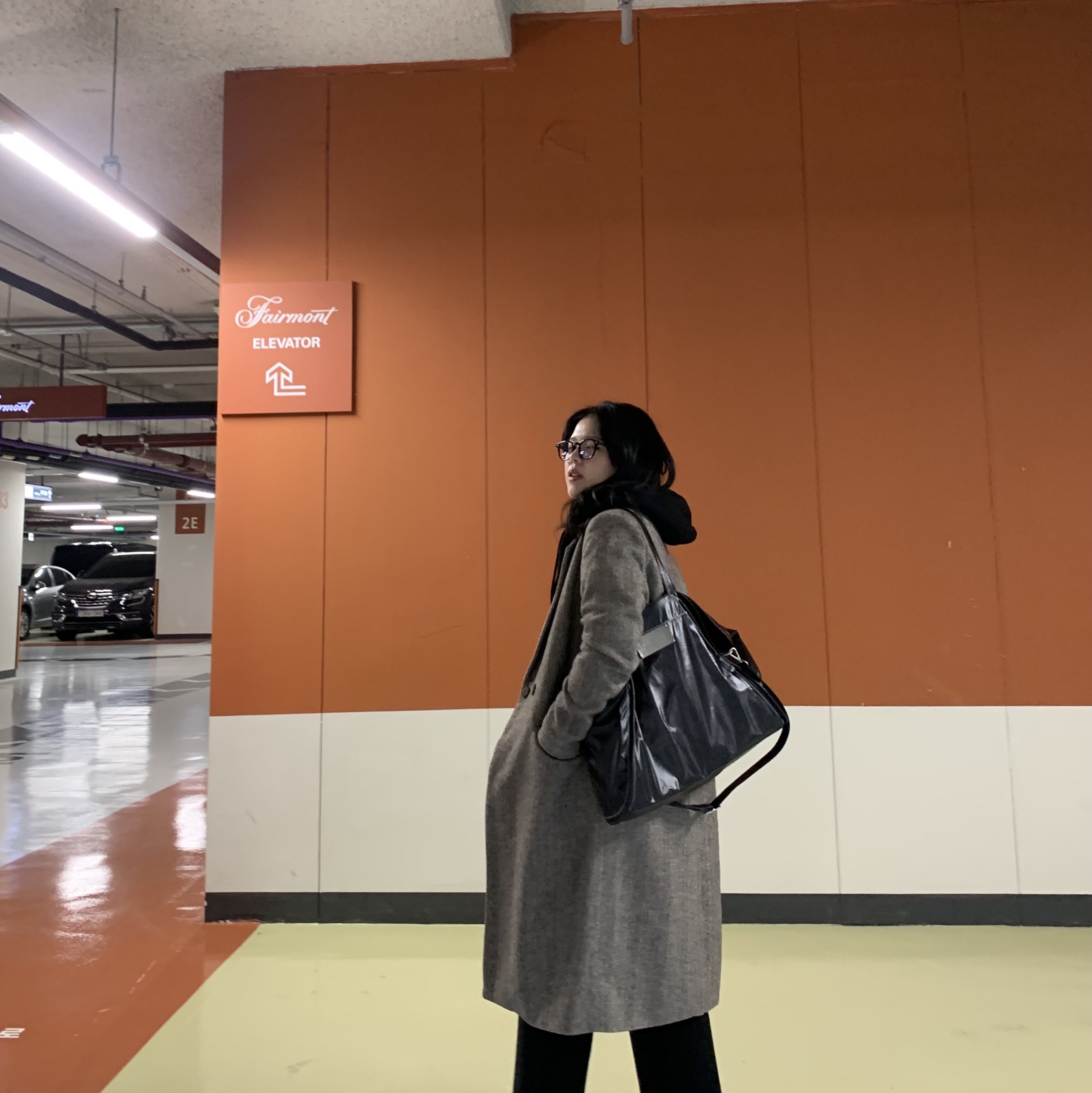 Matin Kim Big Coating Tote Bag Black 착용 스타일