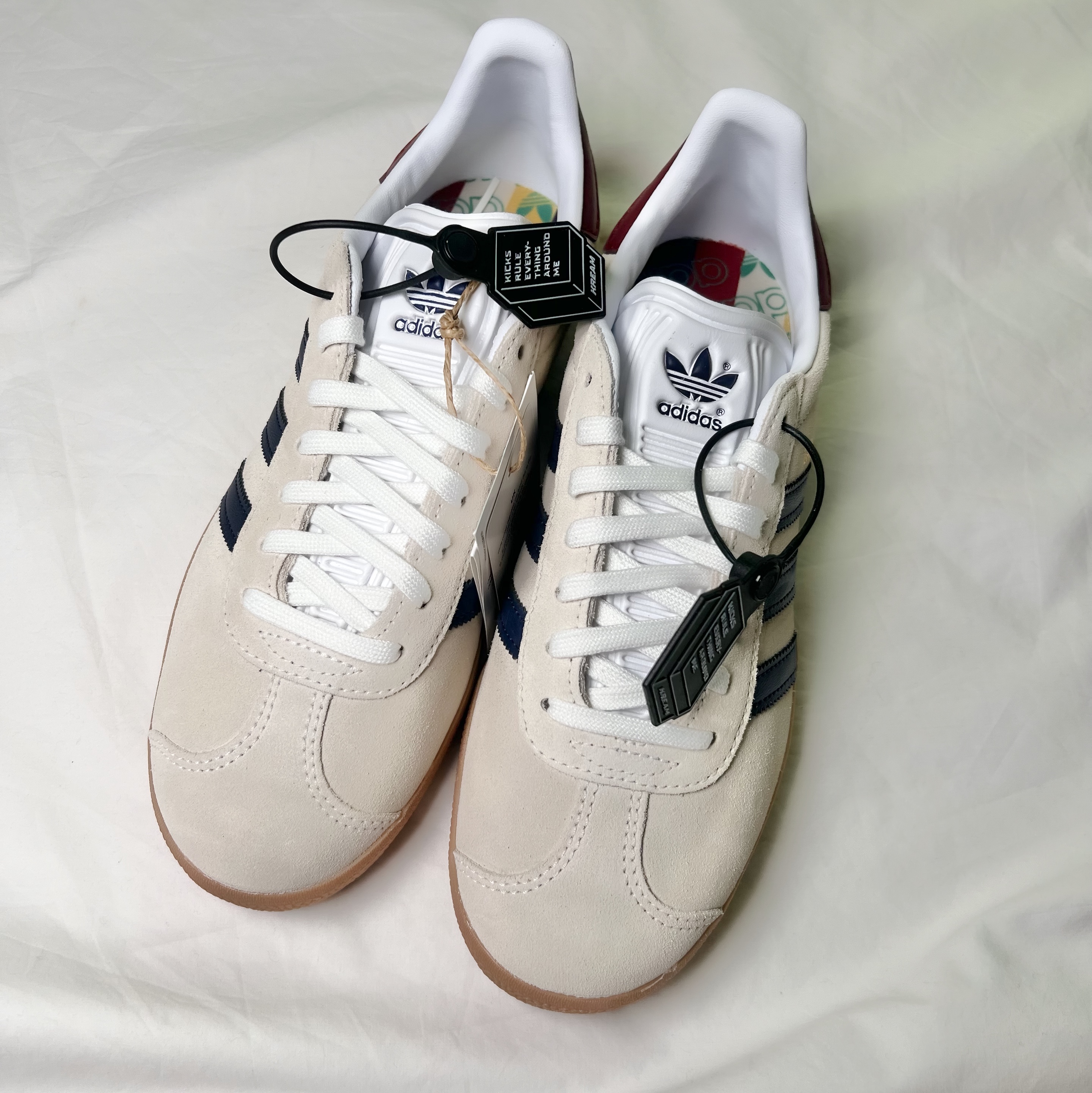 Adidas Gazelle Off White Dark Blue 착용 스타일 - 2