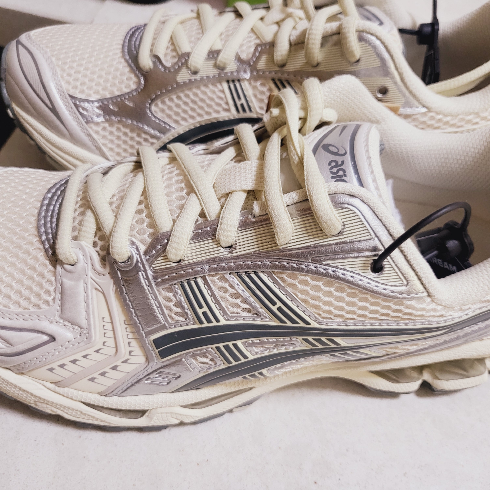 Asics Gel-Kayano 14 Birch Dark Pewter 착용 스타일 - 1