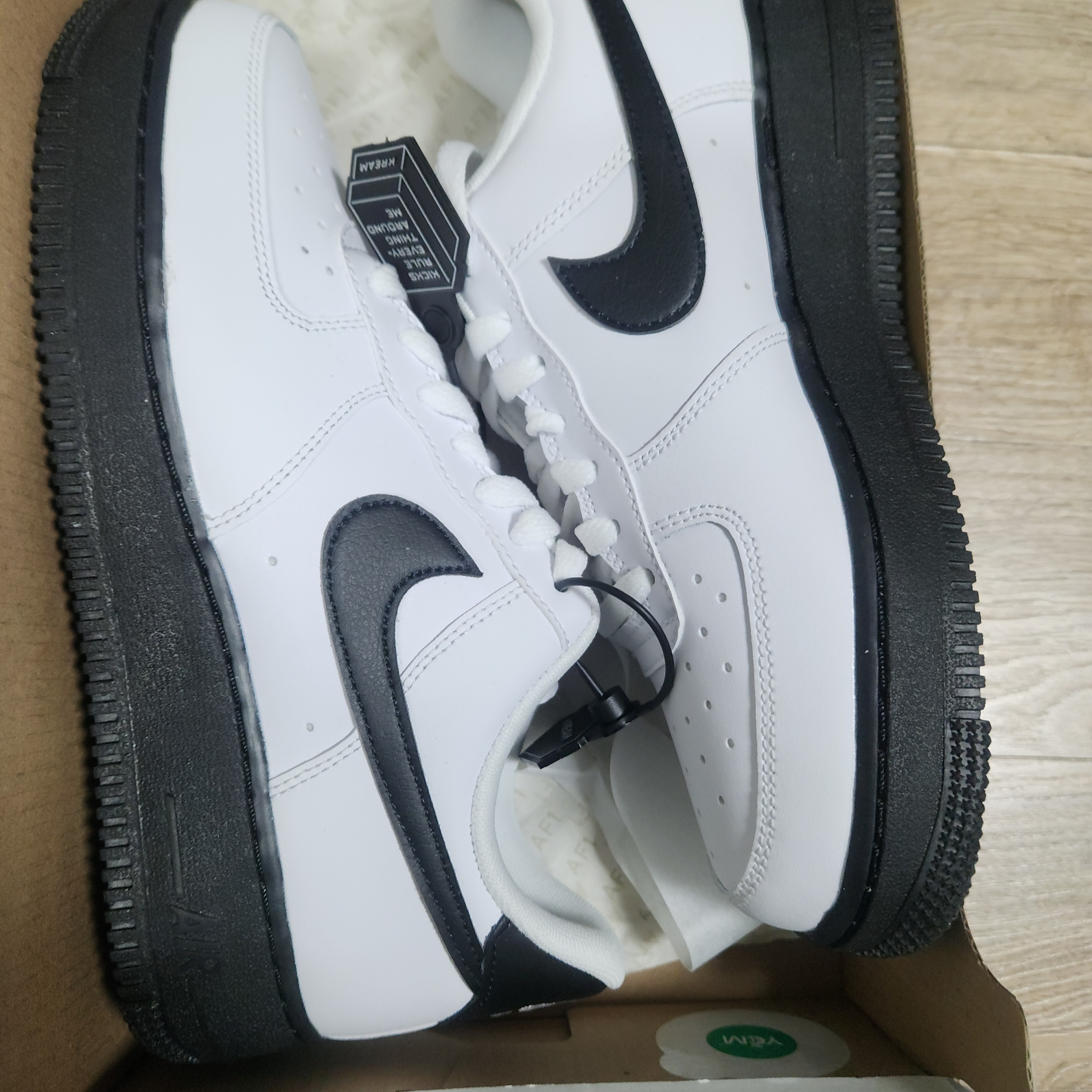 Nike Air Force 1 Low White Black Midsole 착용 스타일 - 1