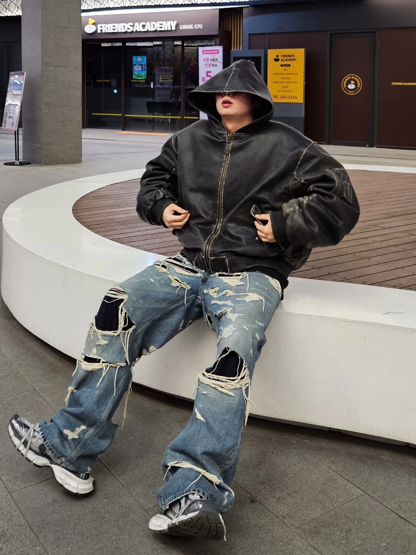 Undermycar Gubalok Vintage Washed All Leather Hood Bomber Dark Earth - 23FW, Balenciaga 3XL Sneakers Grey White Red 착용 스타일 - 2