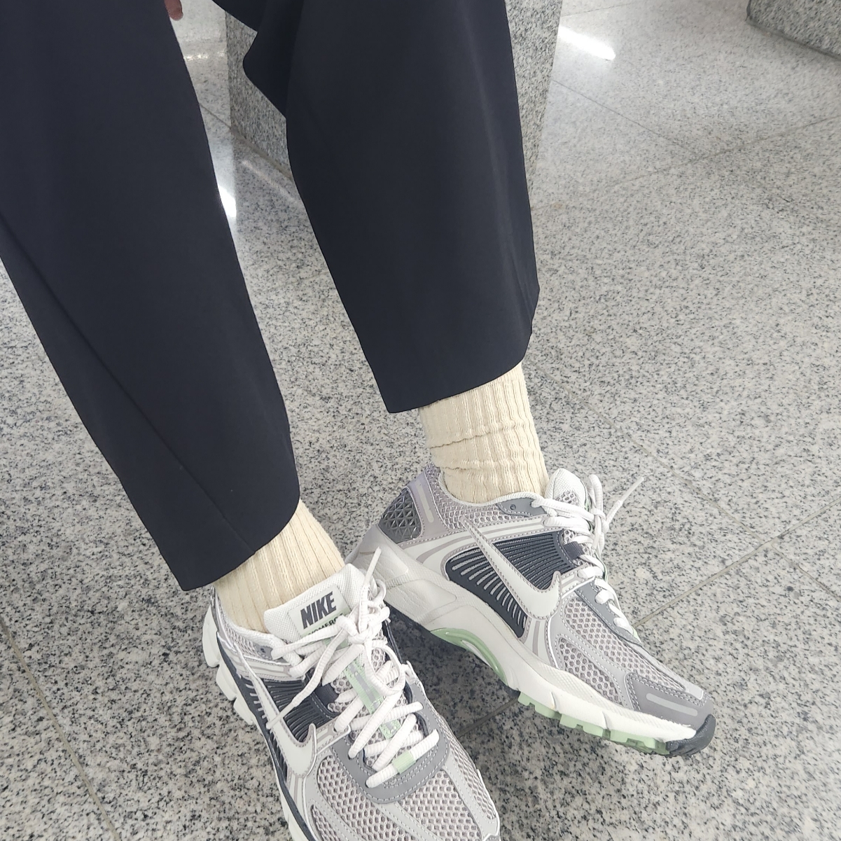 (W) Nike Zoom Vomero 5 Cobblestone and Flat Pewter 착용 스타일 - 2
