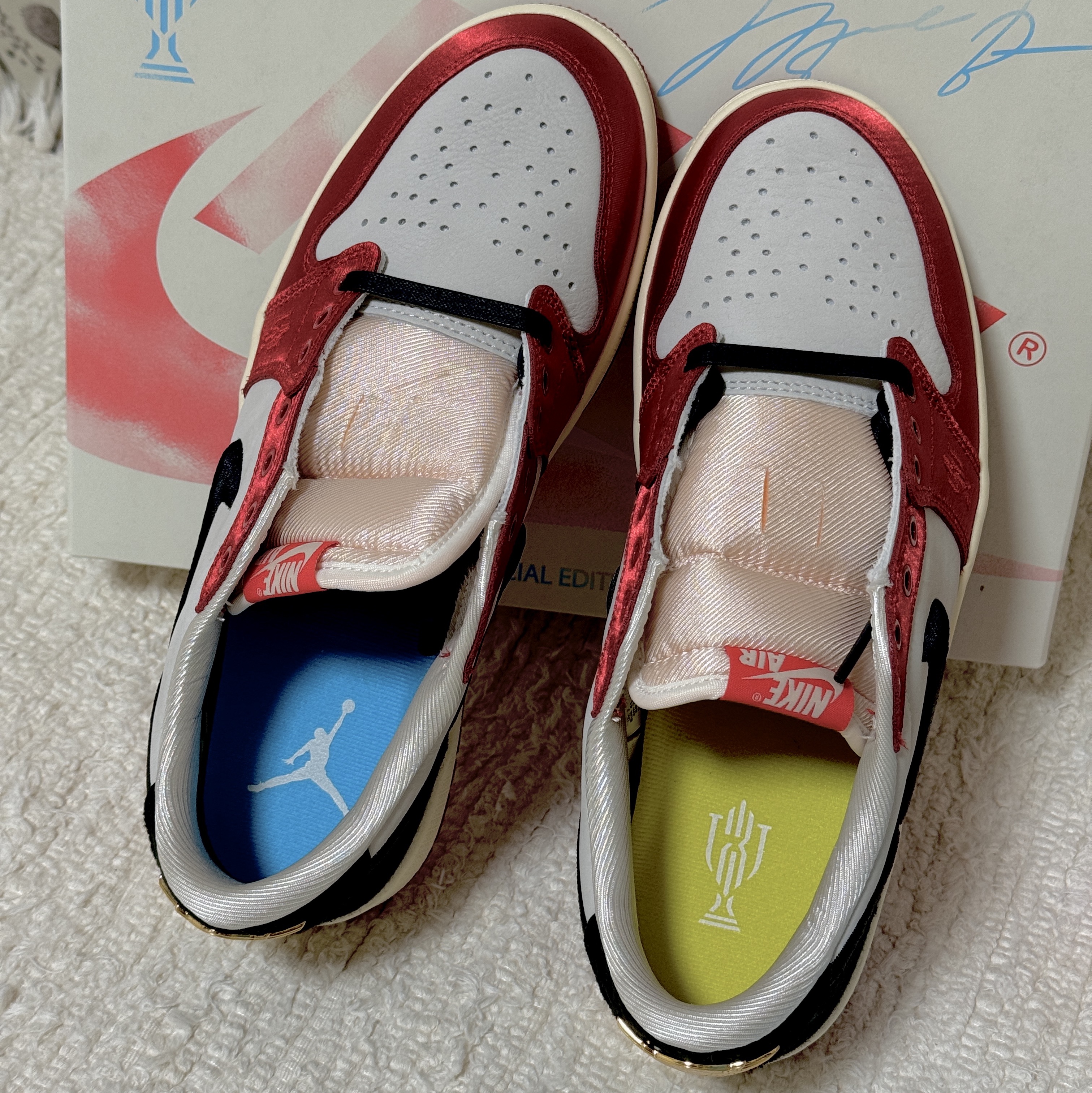 Jordan 1 x Trophy Room Retro Low OG SP Sail Varsity Red 착용 스타일 - 3