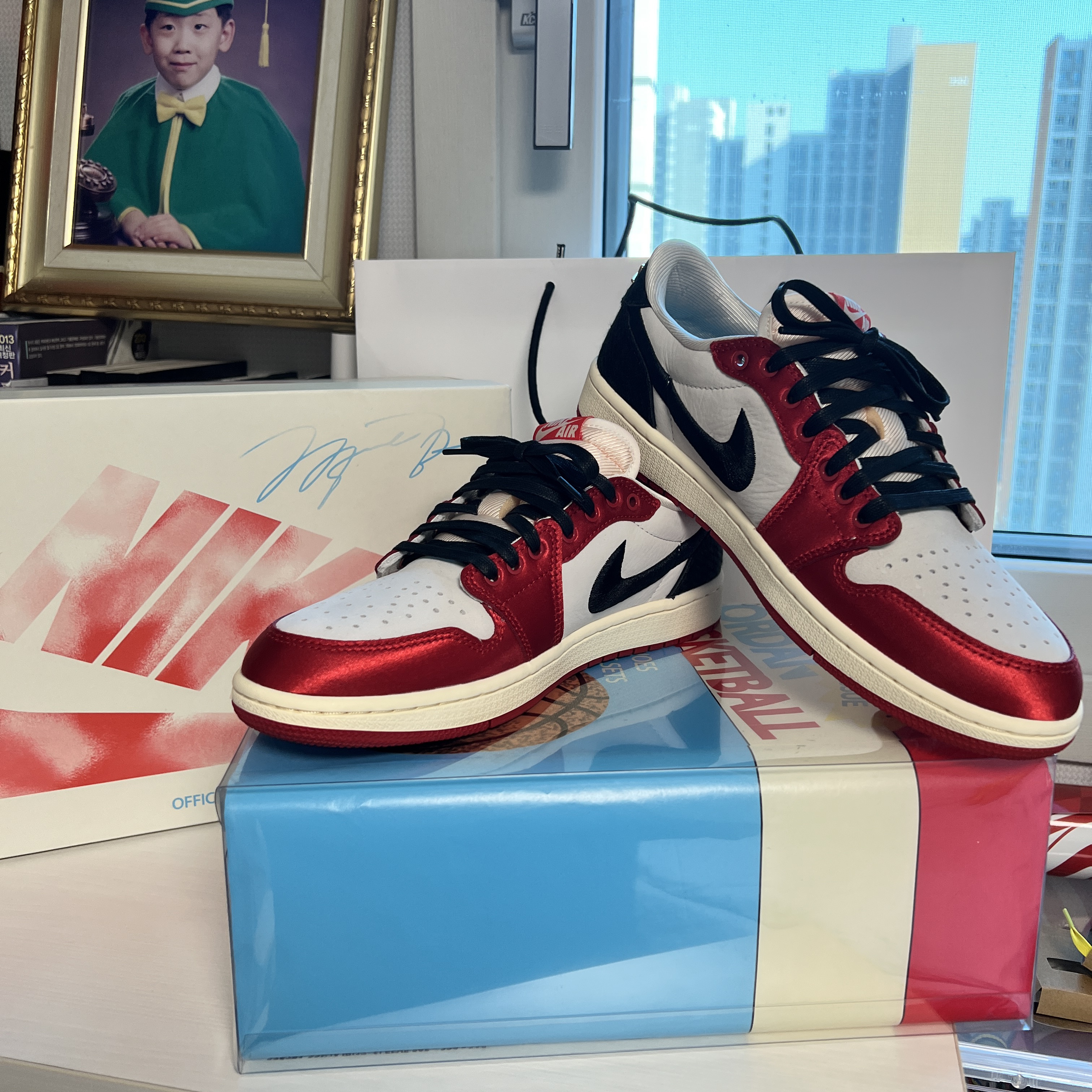 Jordan 1 x Trophy Room Retro Low OG SP Sail Varsity Red 착용 스타일 - 2
