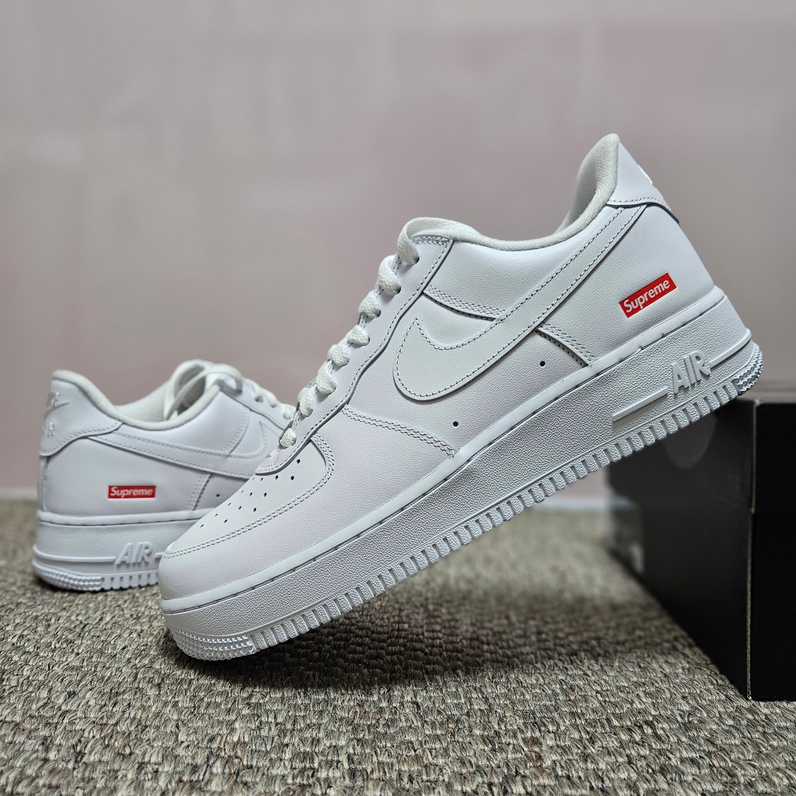 Nike x Supreme Air Force 1 Low White 착용 스타일 - 1