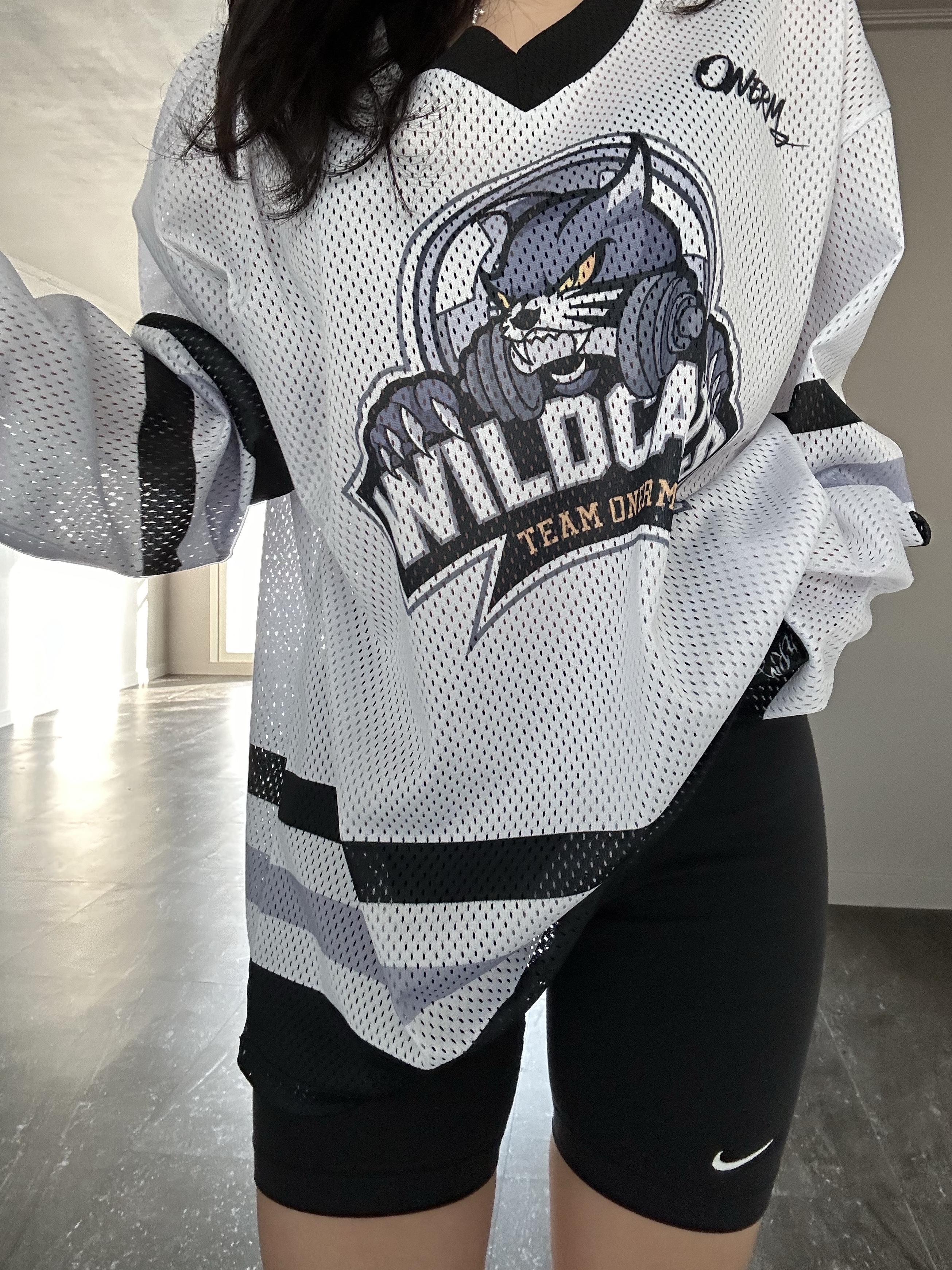 ONERM Wild Cats Ice Hockey Jersey White 착용 스타일 - 2