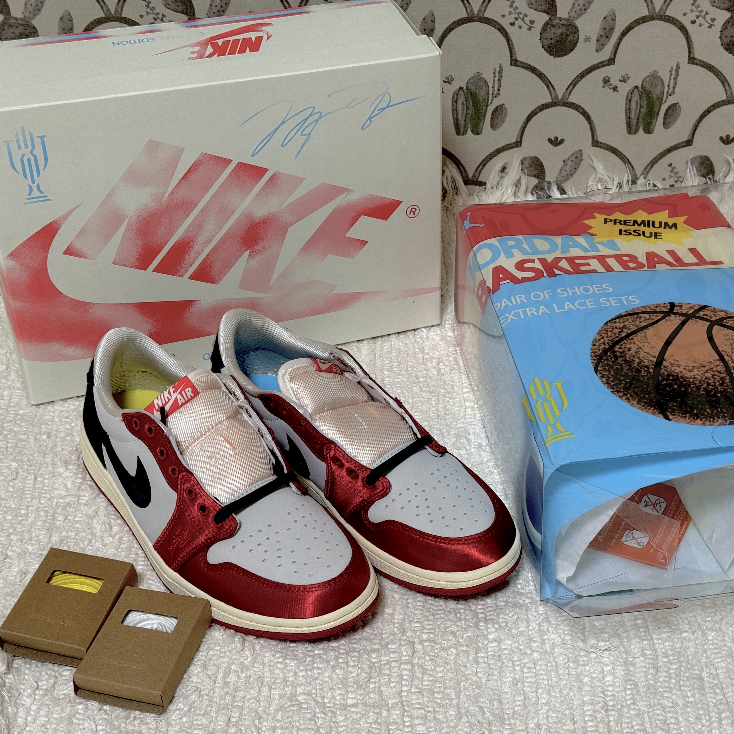 Jordan 1 x Trophy Room Retro Low OG SP Sail Varsity Red 착용 스타일 - 1