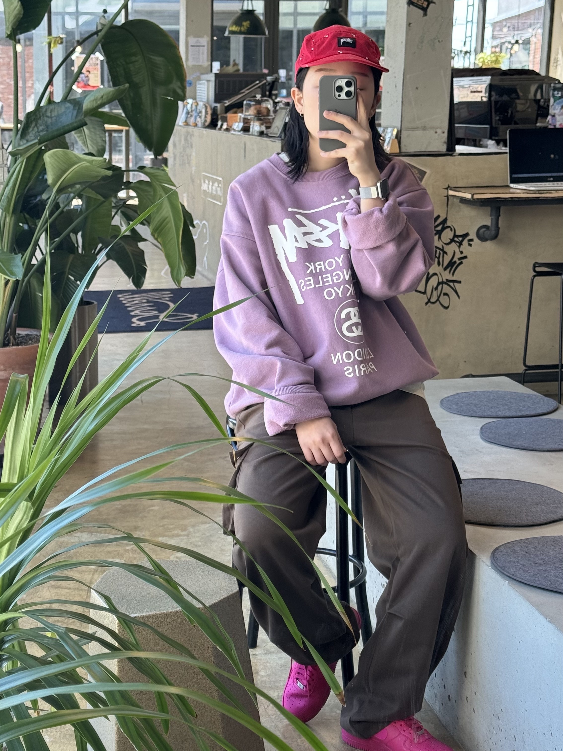 (W) Nike Air Force 1 '07 Fireberry Fierce Pink, Stussy DSM World Tour Crew Orchid 2022 착용 스타일