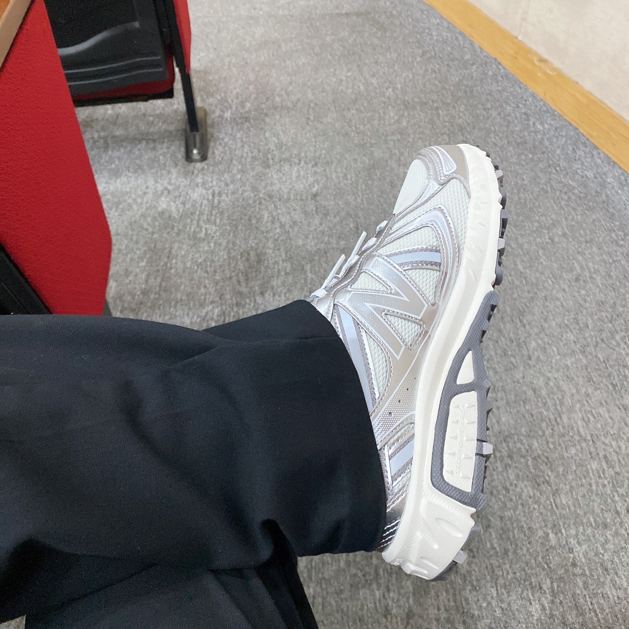 New Balance 410v5 White - 2E Wide 착용 스타일