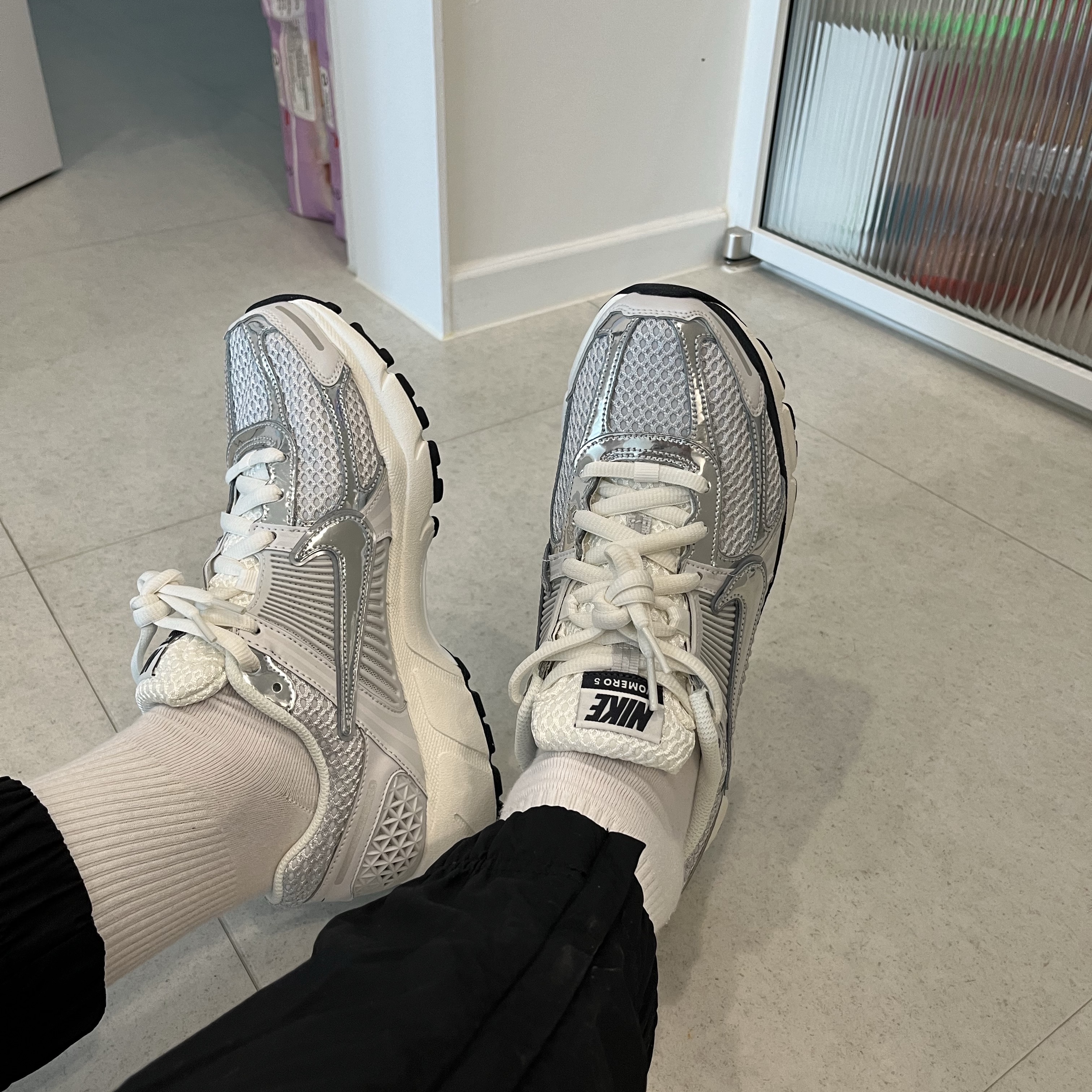 (W) Nike Zoom Vomero 5 Photon Dust and Metallic Silver 착용 스타일 - 1