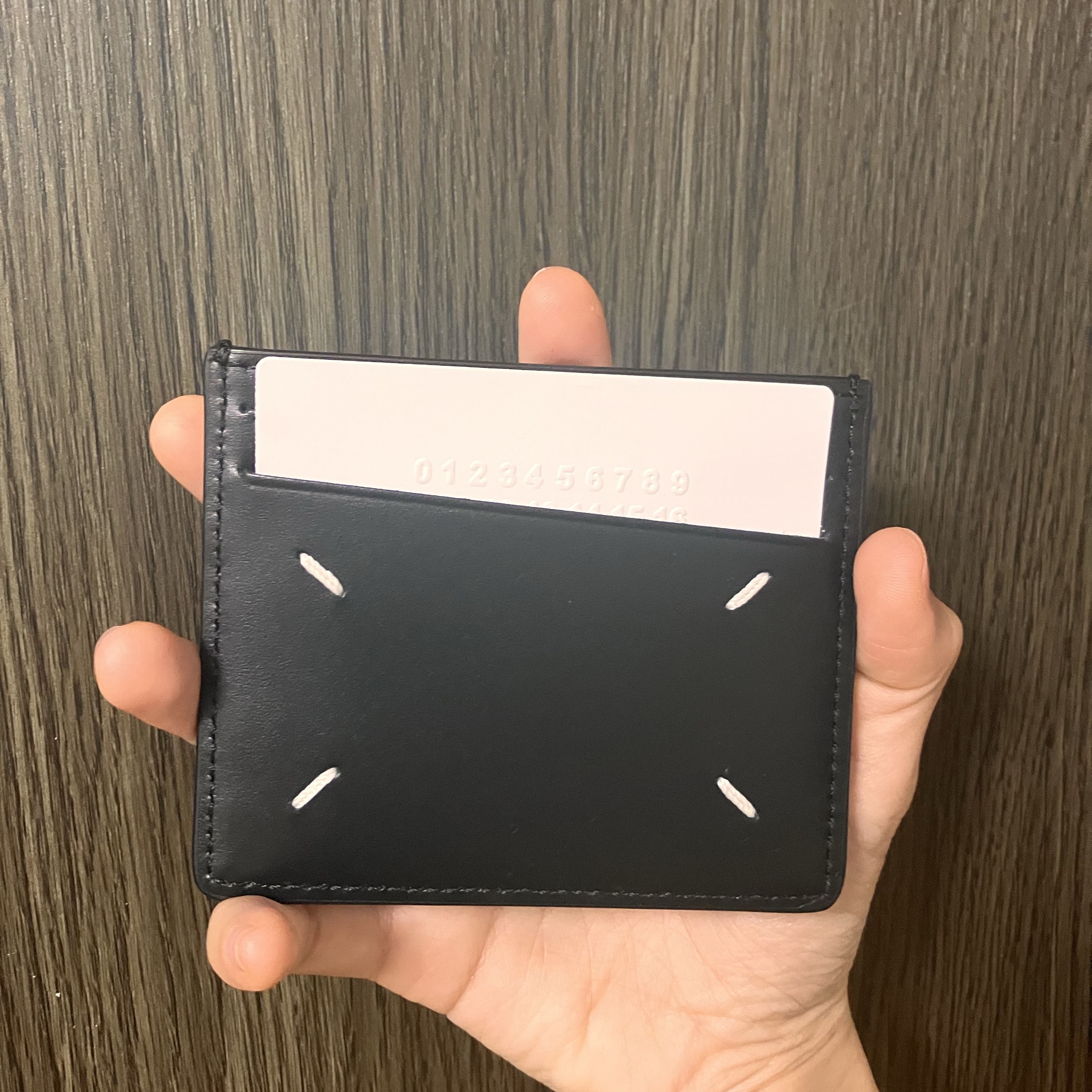 Maison Margiela Bovine Leather Card Holder Black 착용 스타일 - 2