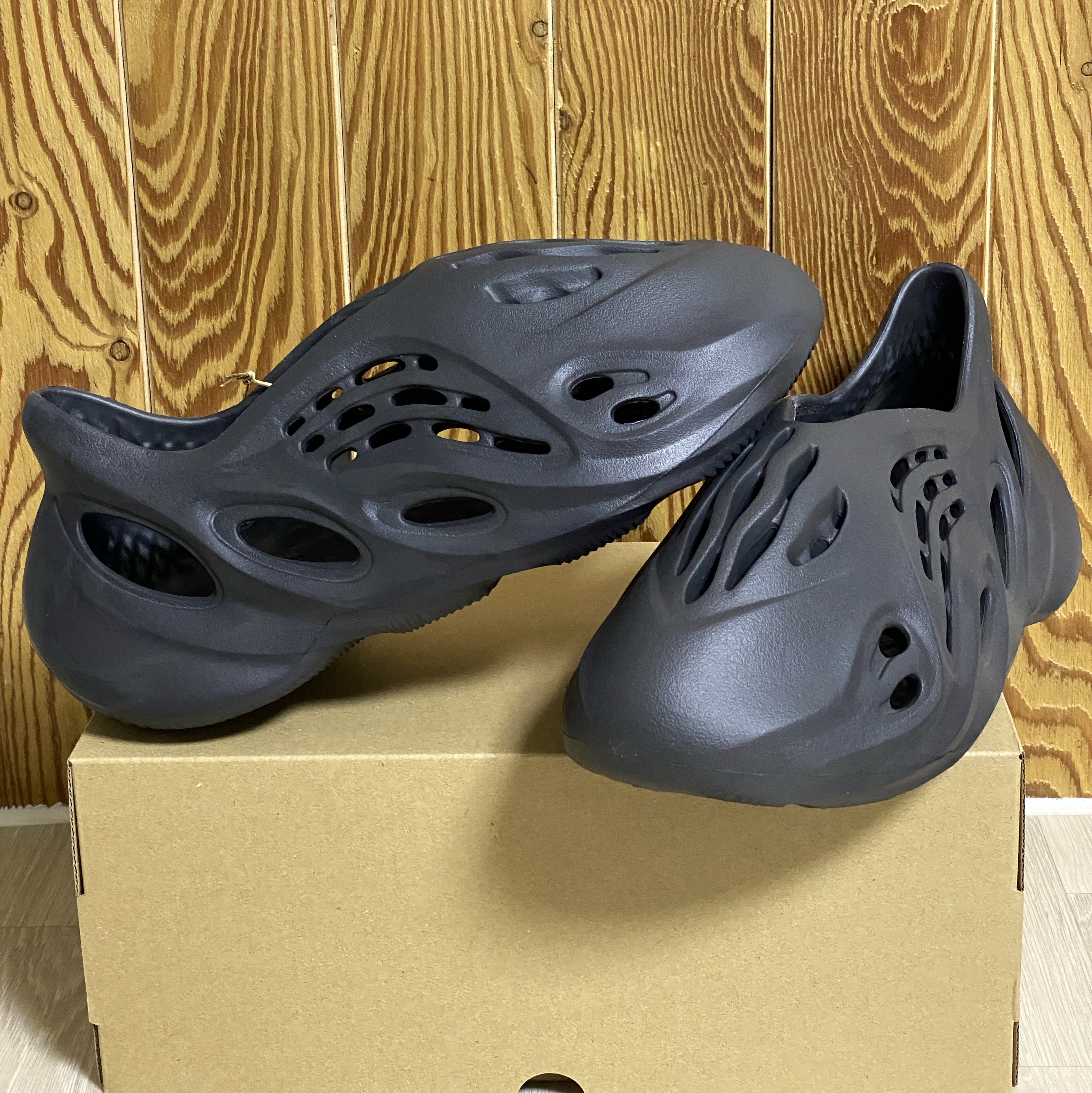 Adidas Yeezy Foam RNNR Onyx 착용 스타일