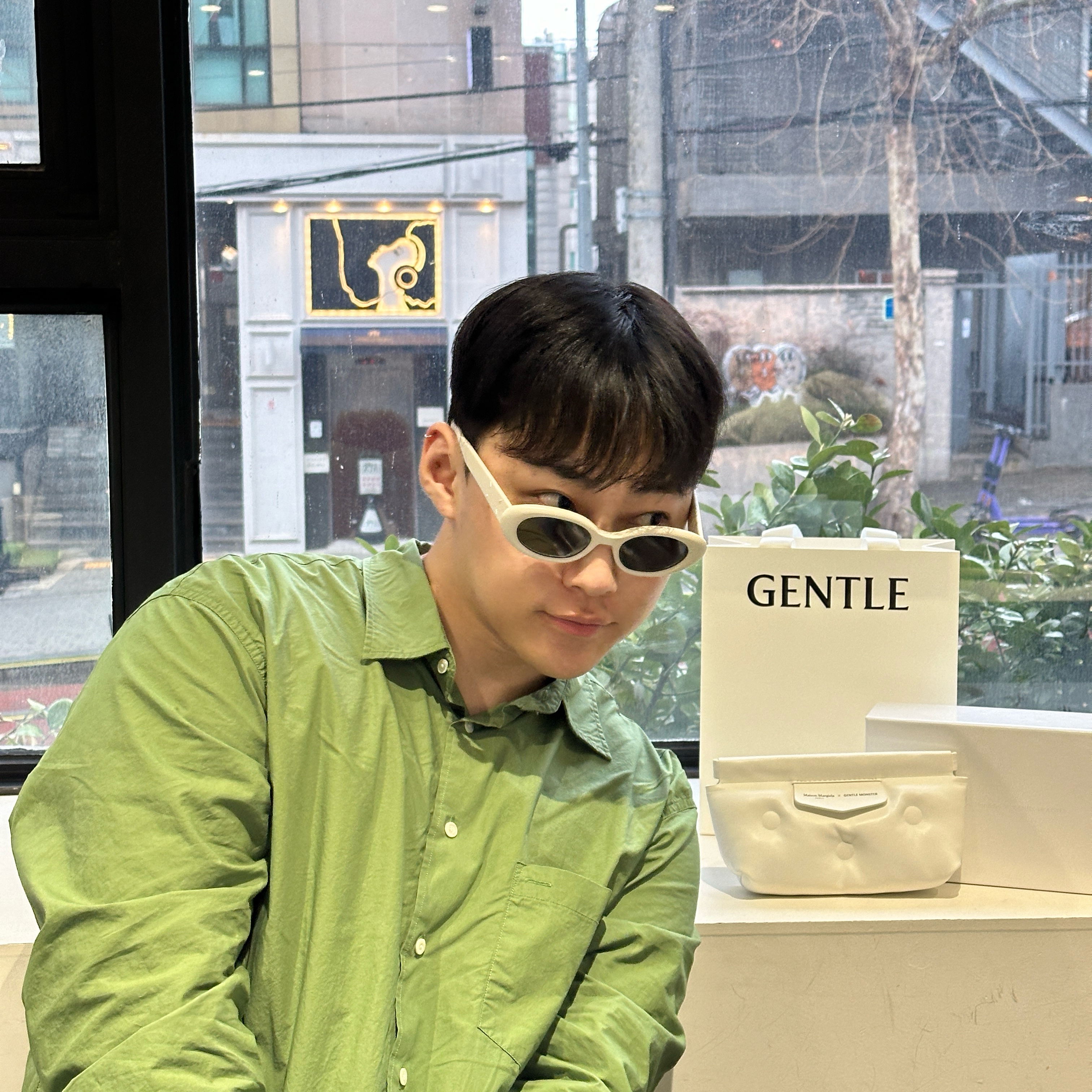 Gentle Monster x Maison Margiela MM107 Leather Ivory Black 착용 스타일