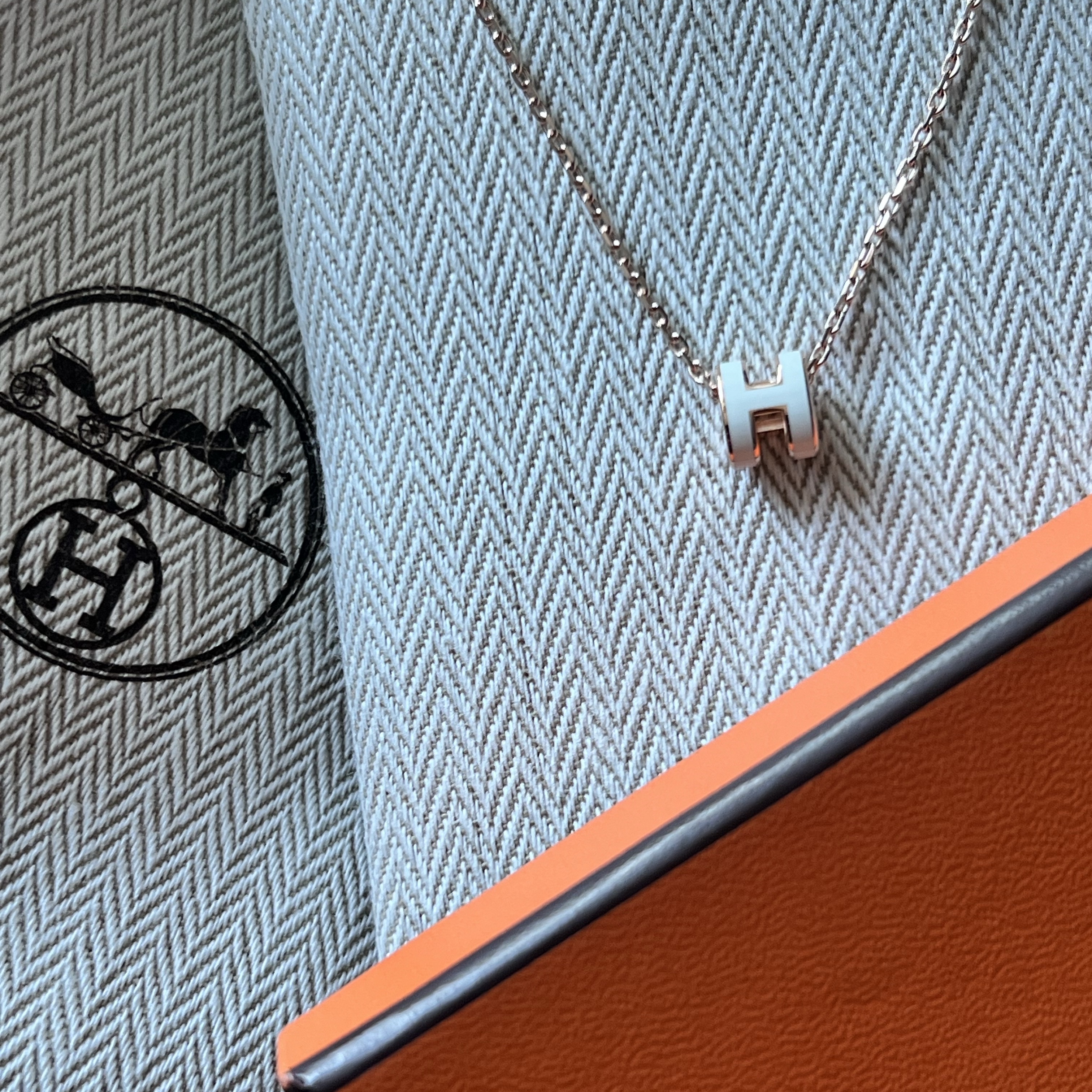 (W) Hermes Mini Pop H Pendant Rose Gold & Blanc 착용 스타일