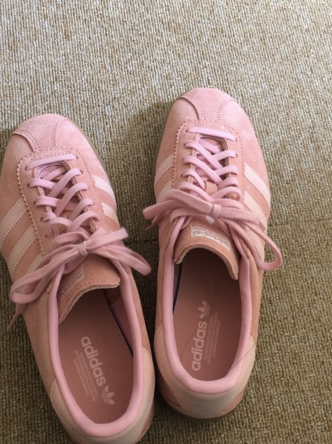 Adidas Bermuda Glow Pink 착용 스타일 - 2