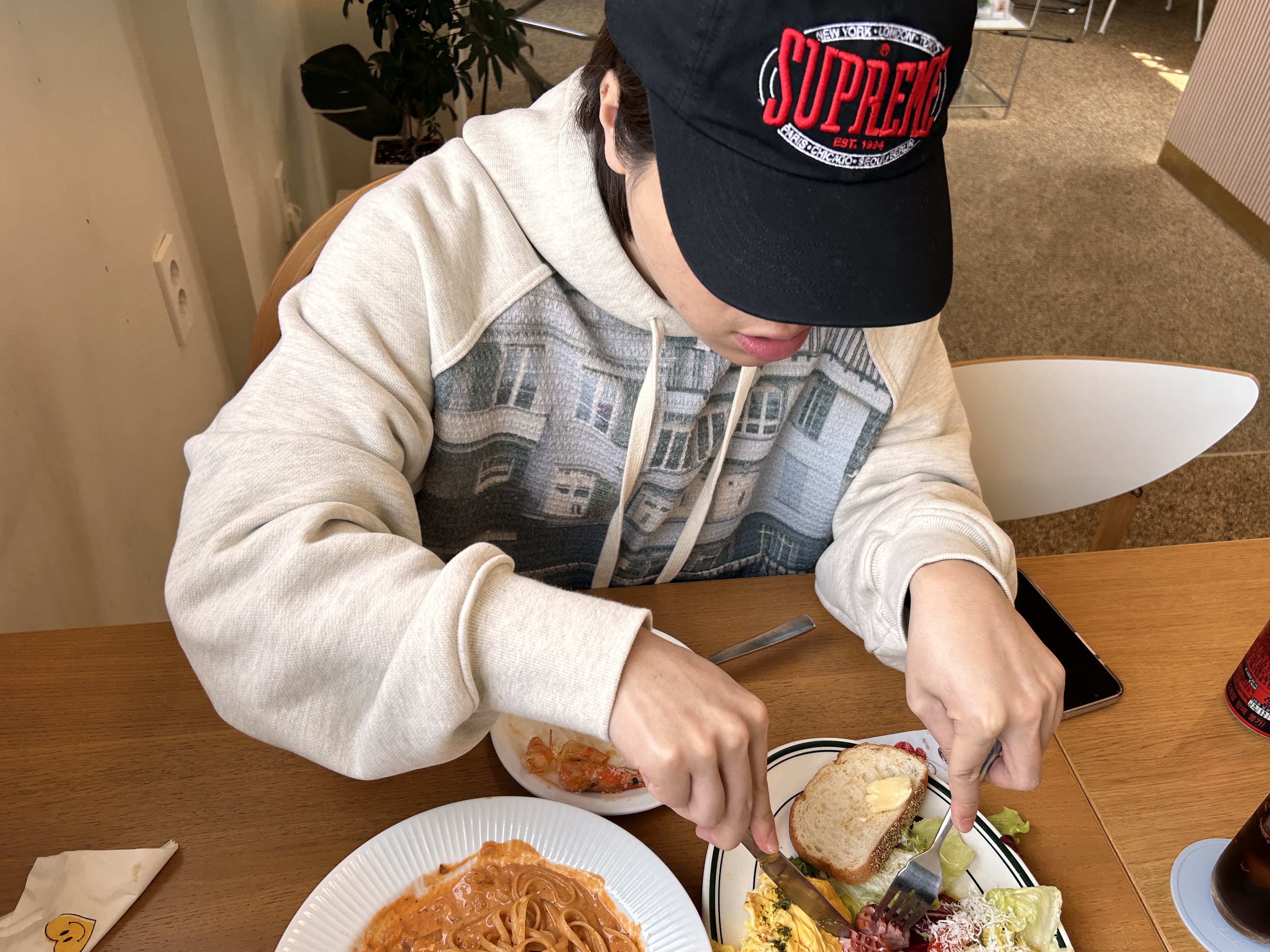Supreme Warm Up 6-Panel Black - 23FW 착용 스타일 - 1