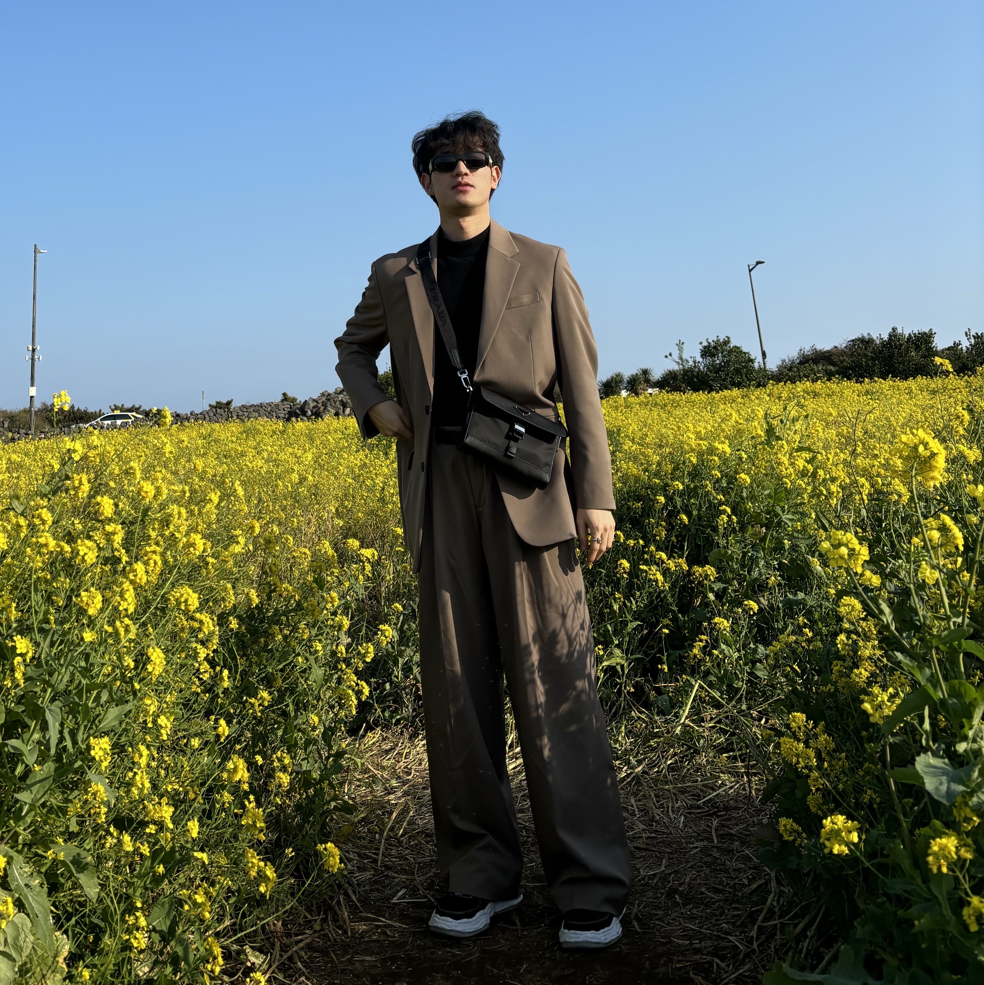 Prada Re-Nylon Saffiano Shoulder Bag Black, Maison Mihara Yasuhiro Wayne OG Sole Canvas Low-top Sneakers Black 착용 스타일