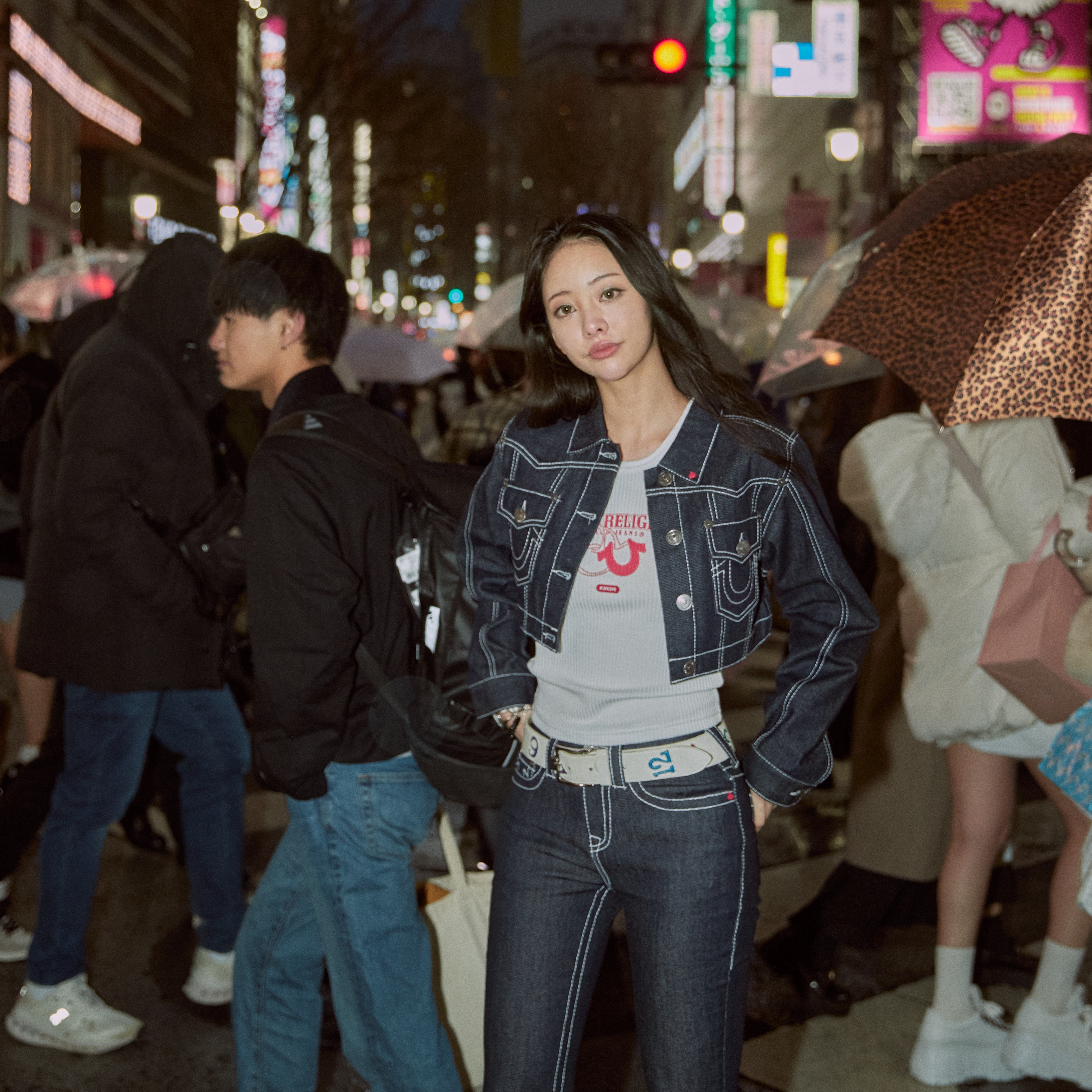 True Religion x KIRSH Stitch Point Denim Crop Jacket White Stitch, True Religion x KIRSH Tight Sleeveless White 착용 스타일 - 1