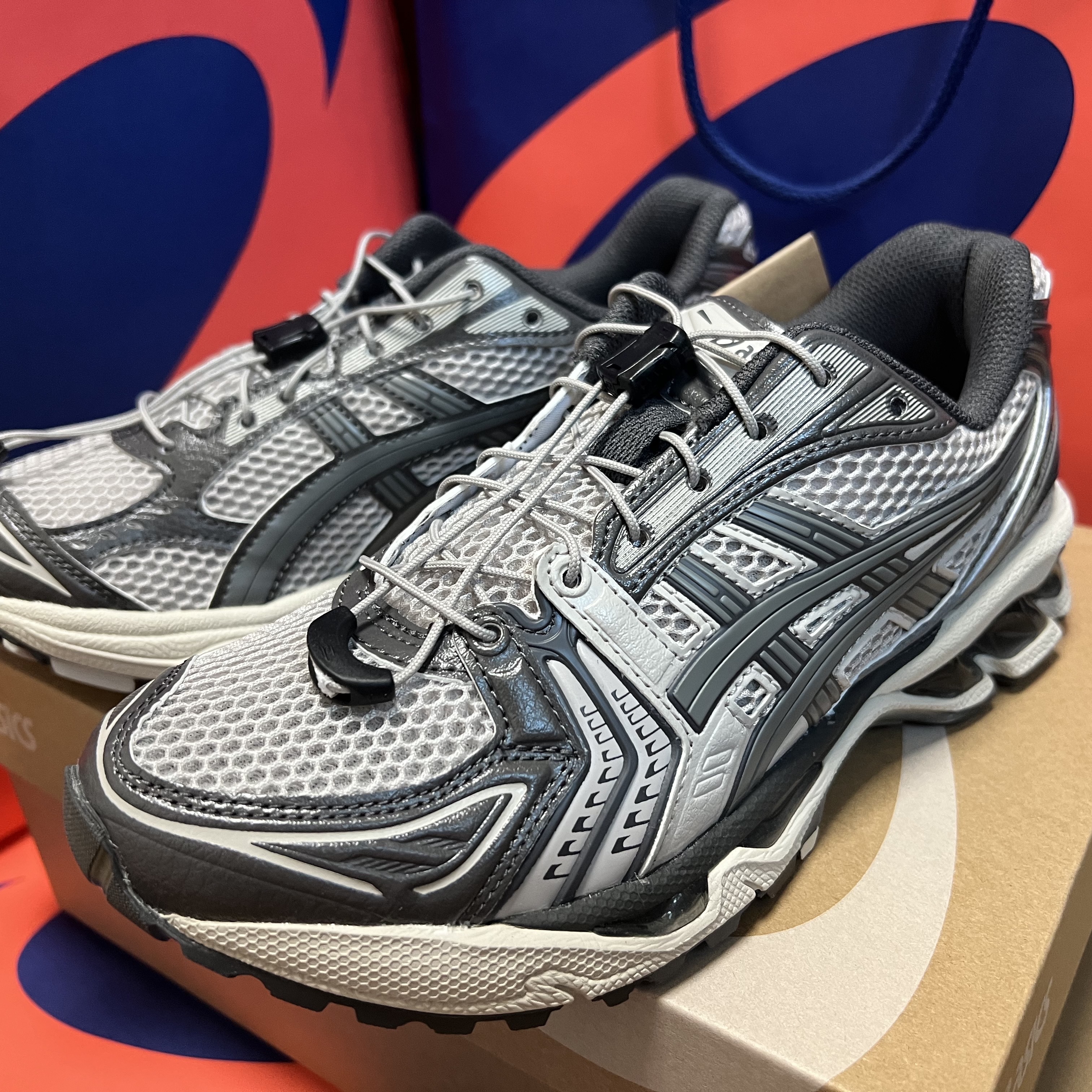 Asics Unlimited Gel-Kayano 14 Oyster Grey Clay Grey 착용 스타일 - 1