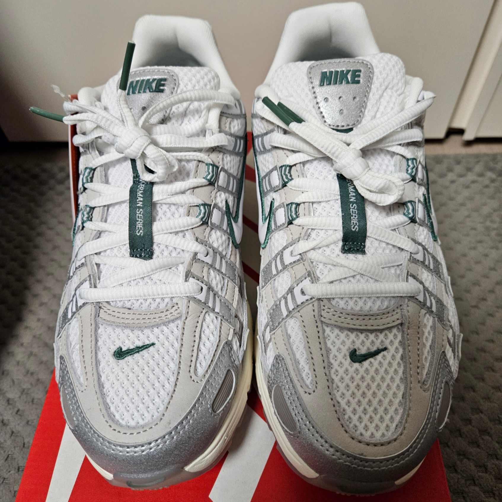Nike P-6000 Light Bone White Metallic Silver 착용 스타일 - 1