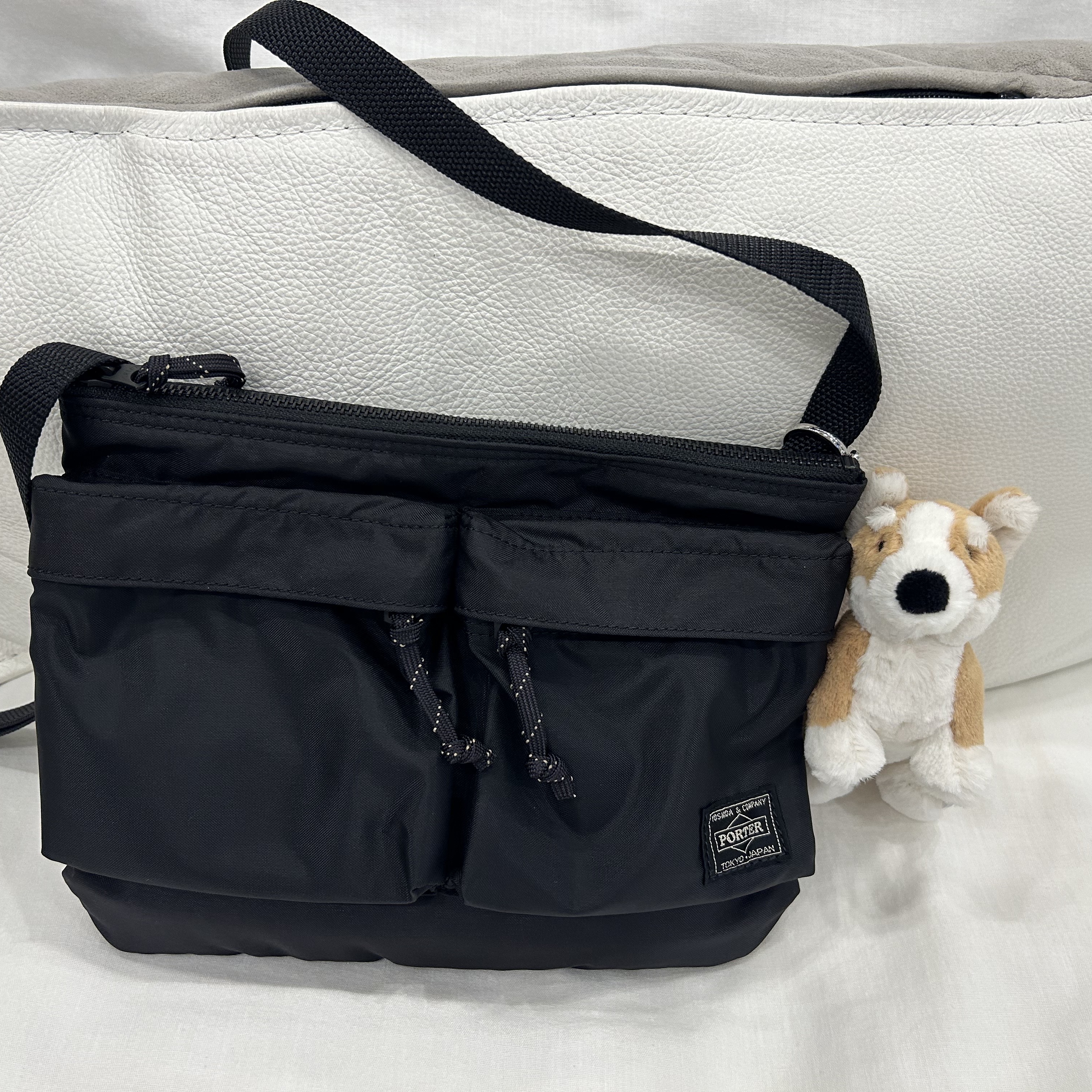 Jellycat Betty Corgi Bag Charm Honey 착용 스타일