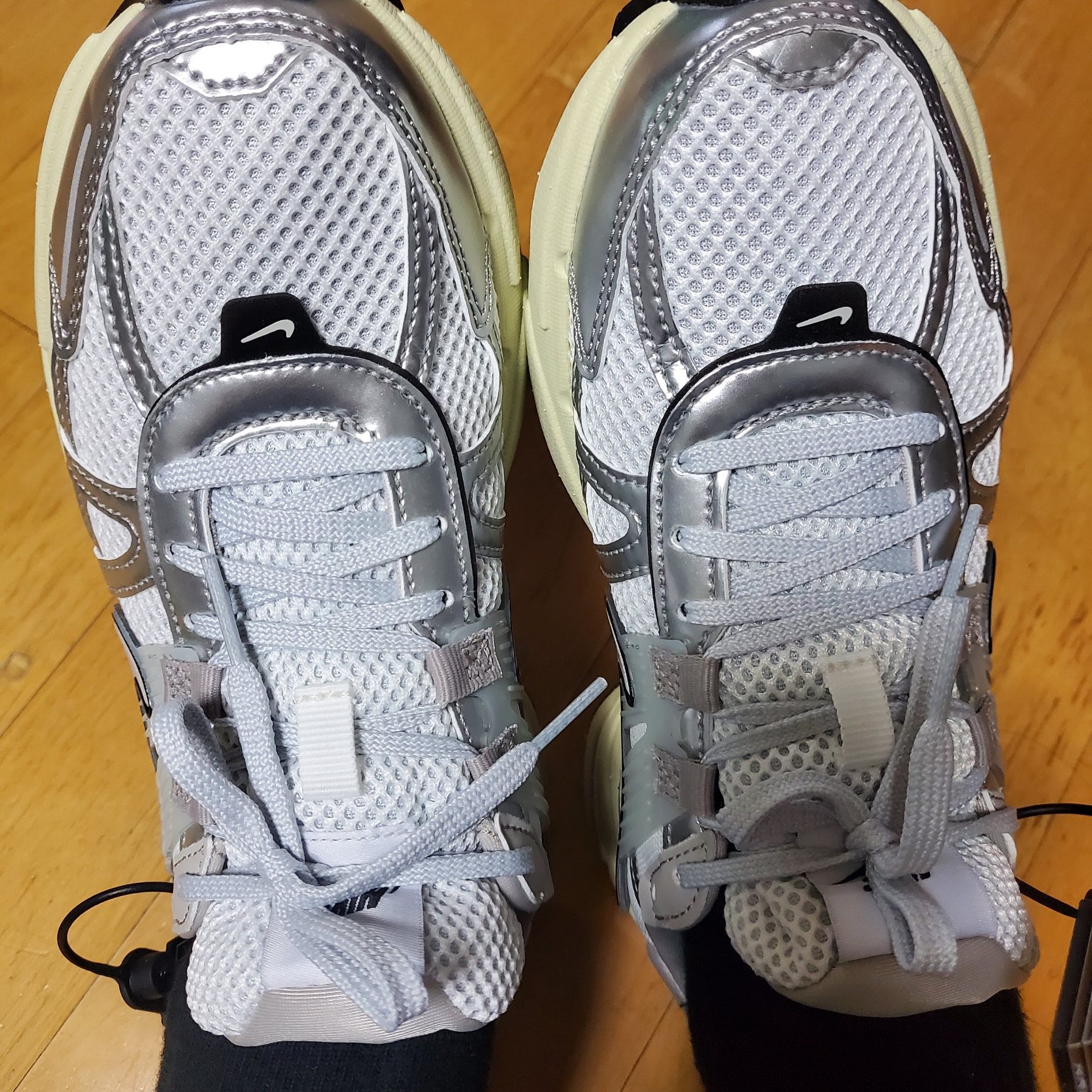 Nike V2K Run Summit White Metallic Silver 착용 스타일