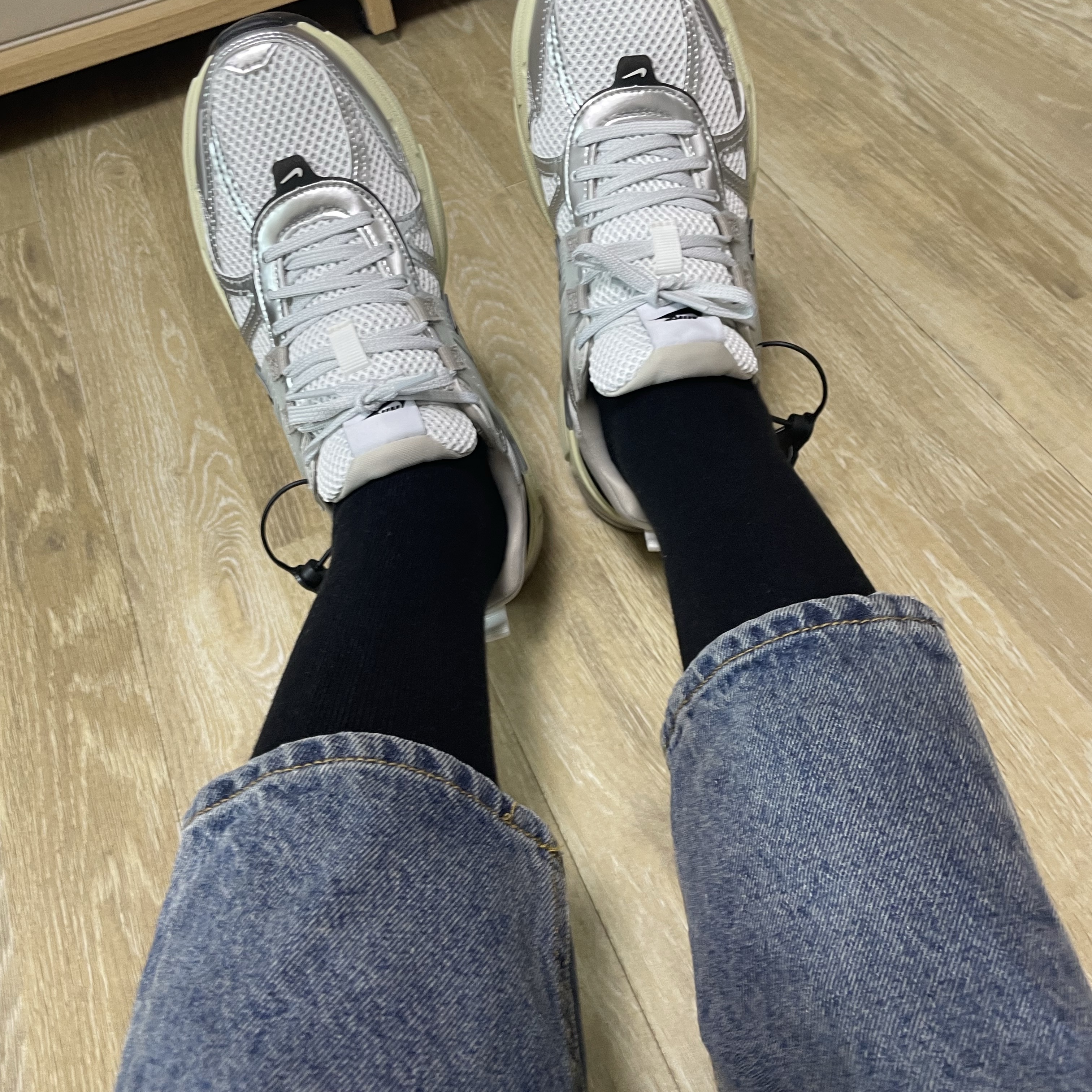 Nike V2K Run Summit White Metallic Silver 착용 스타일