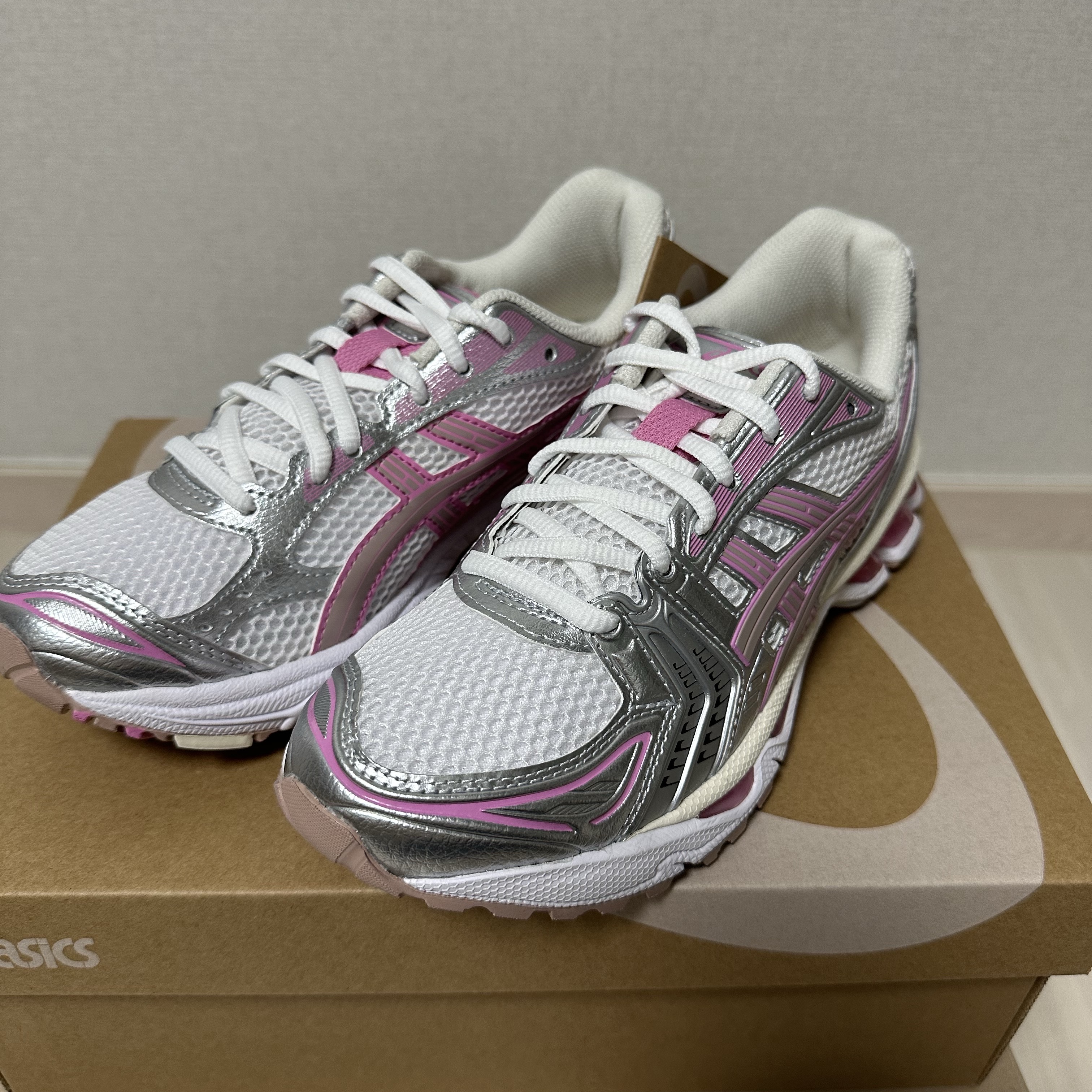 Asics Unlimited Gel-Kayano 14 White Fawn 착용 스타일 - 2