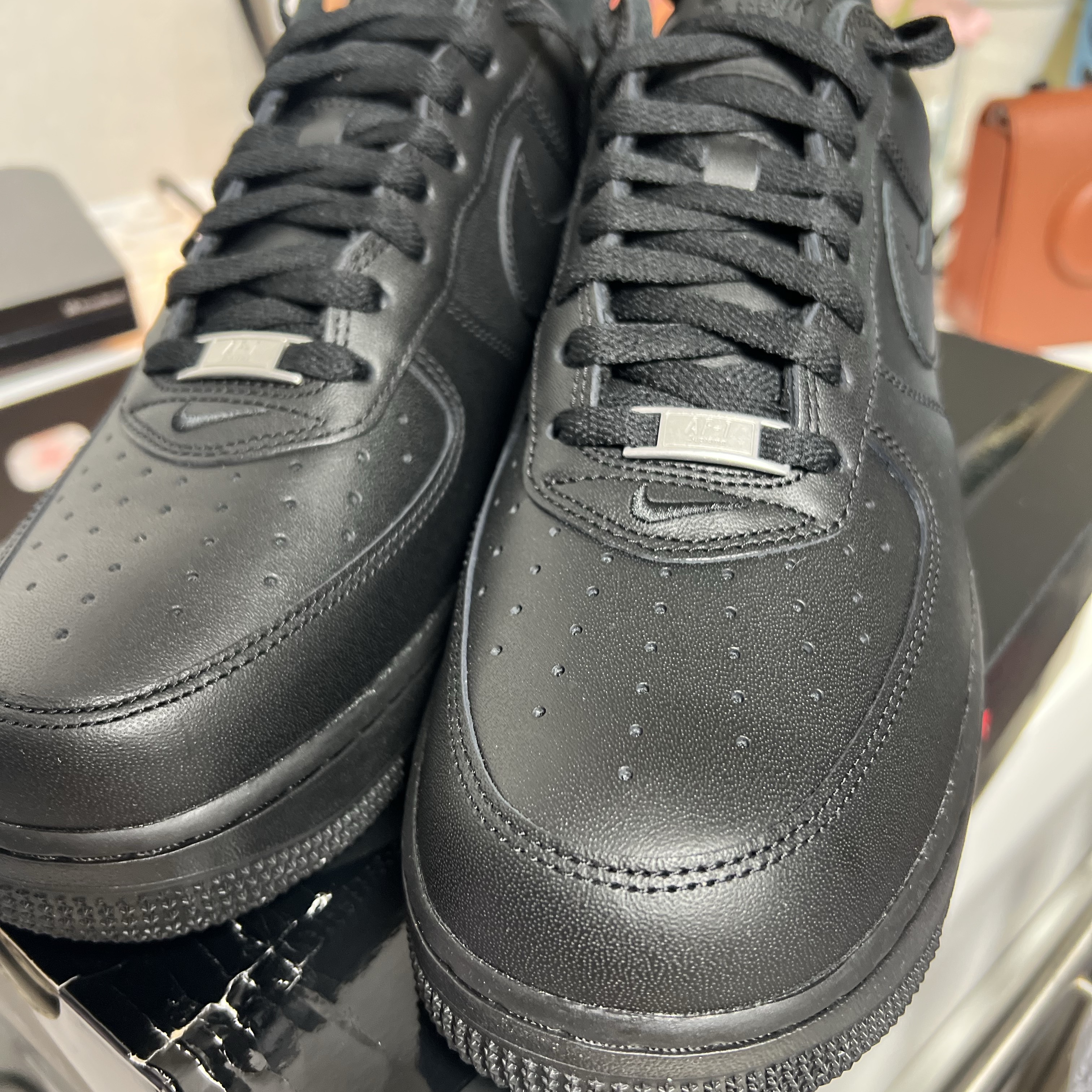 Nike x Supreme Air Force 1 Low Black 착용 스타일 - 1