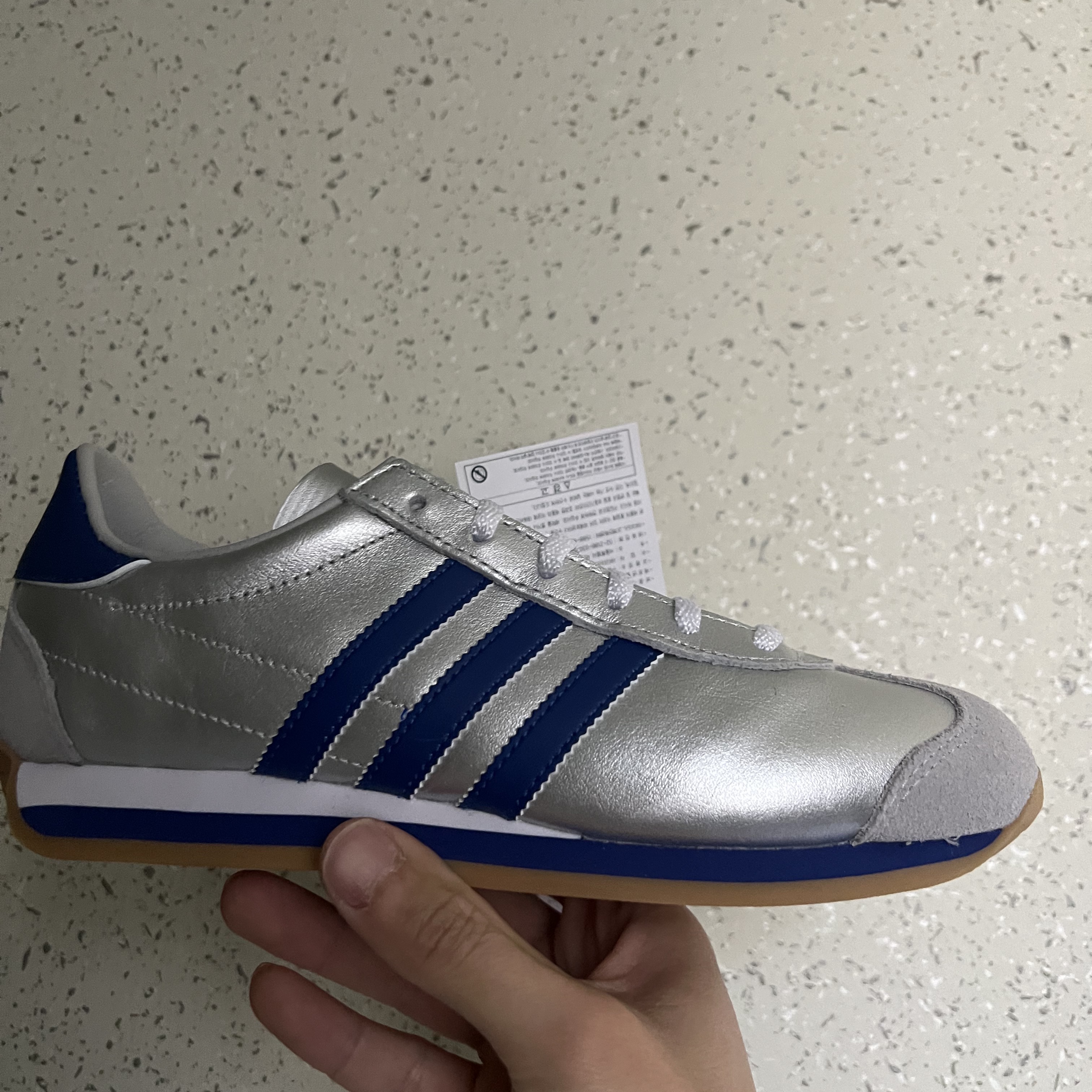 Adidas Country OG Matte Silver Bright Blue 착용 스타일 - 2