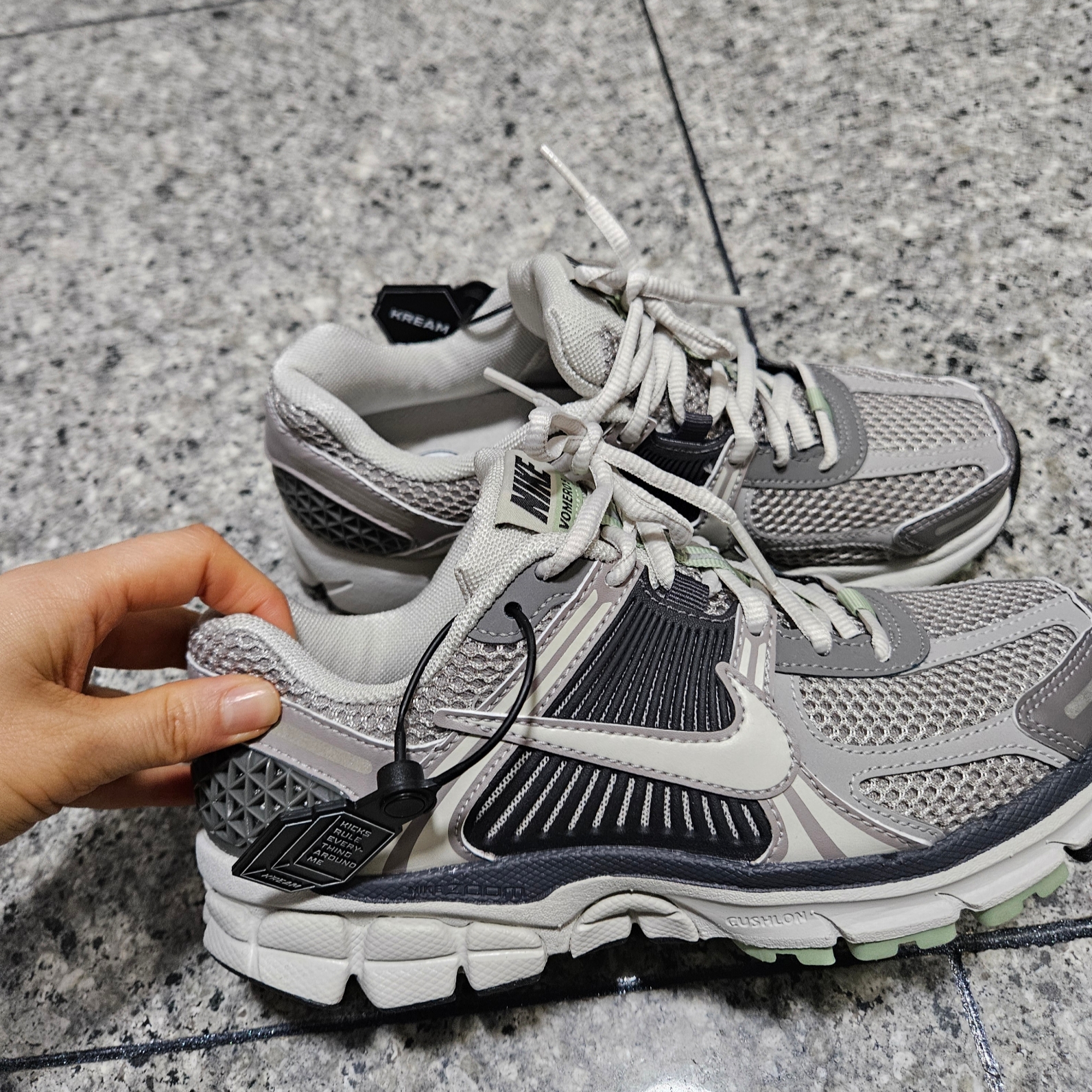 (W) Nike Zoom Vomero 5 Cobblestone and Flat Pewter 착용 스타일 - 4