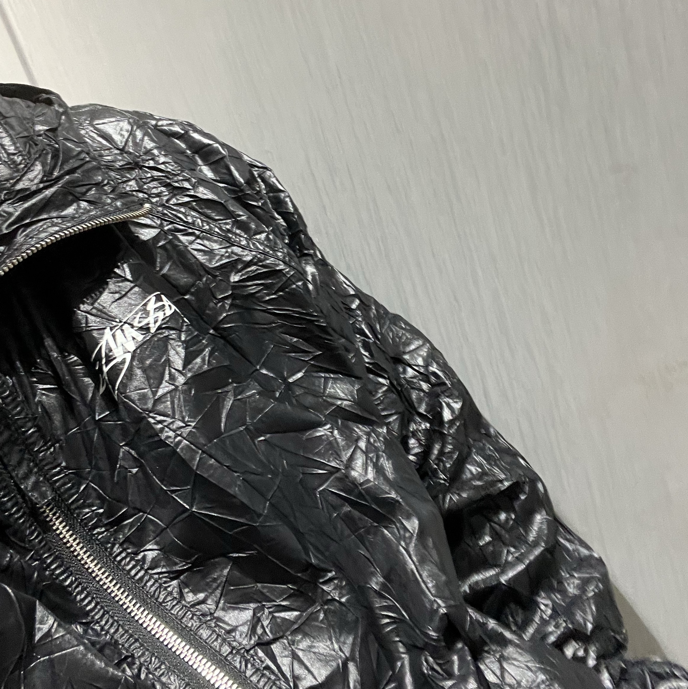 Stussy Beach Shell Wrinkled Nylon Jacket Black 착용 스타일 - 1